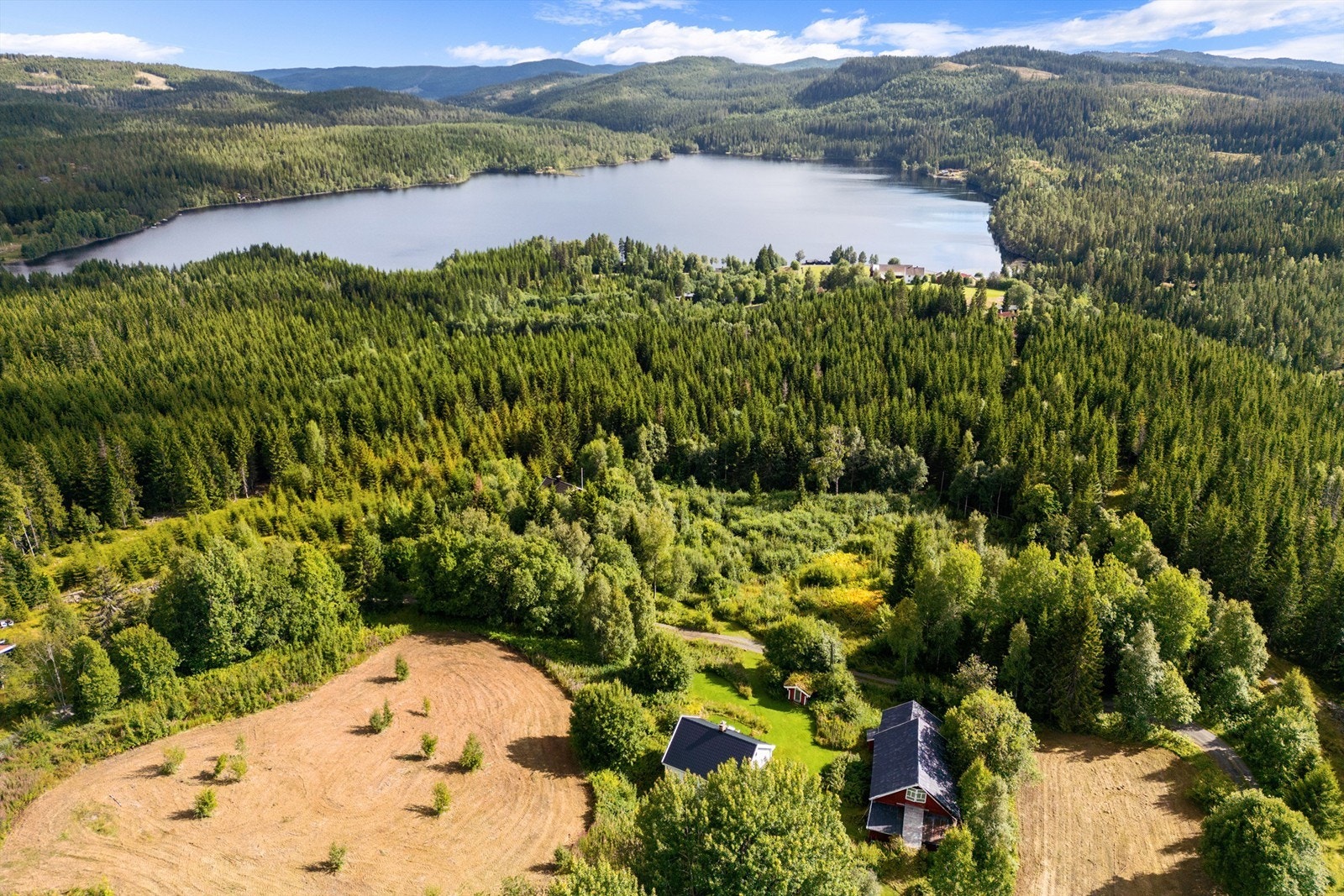 Skjerva ligger rundt Skjervevatnet og er et populært utgangspunkt for turer til fots, på sykkel og på ski. Det finnes flere rundløyper og turmuligheter i området. Galleribilde