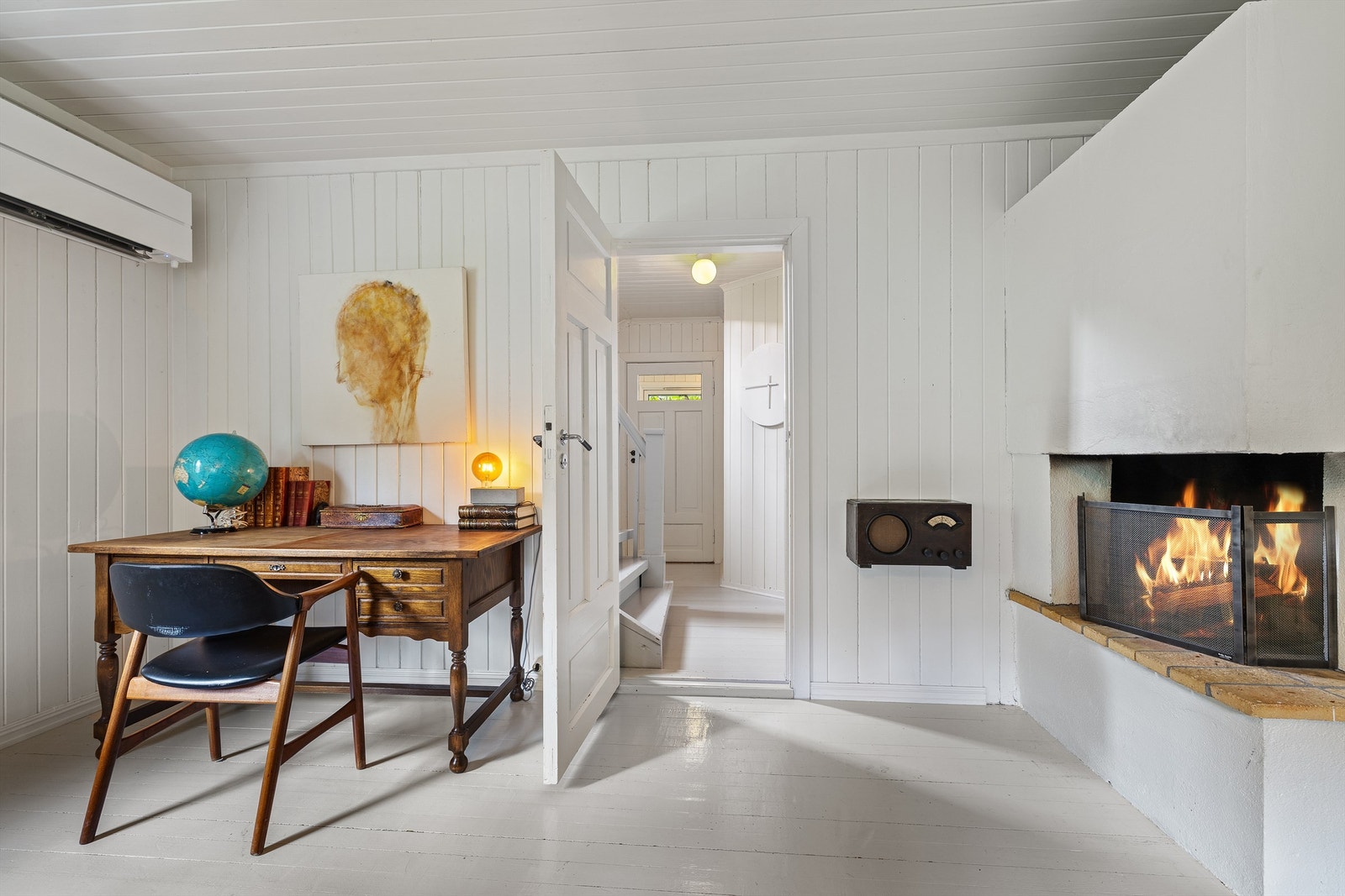 I stua er det plass til et eget arbeidshjørne, perfekt om du ønsker å ha hjemmekontor på hytta. Galleribilde