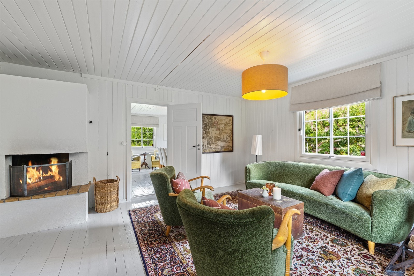 En vakker, åpen peis sørger for god varme og hyggelige stunder. Galleribilde
