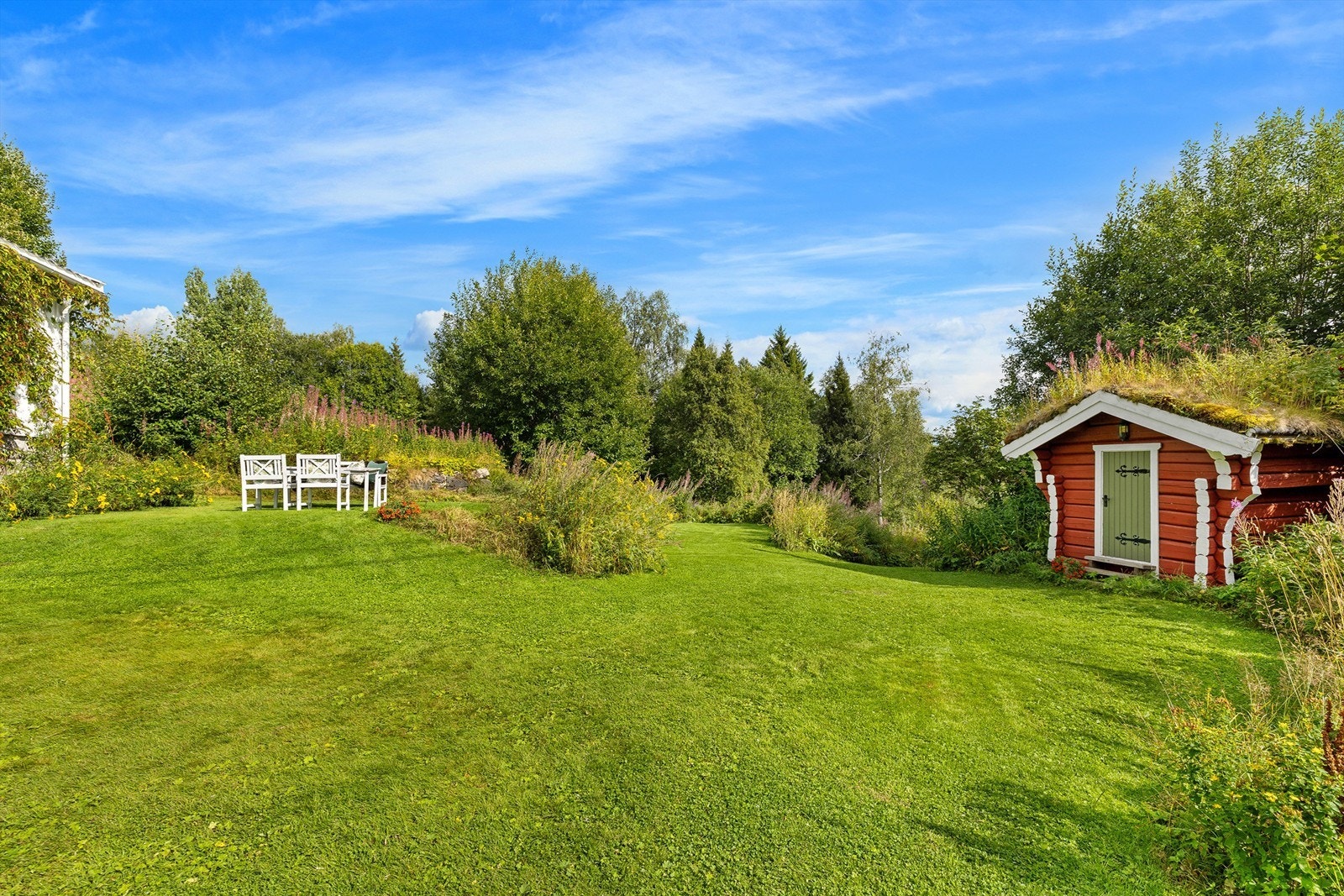 På tomten finner du også et koselig lite stabbur. Galleribilde