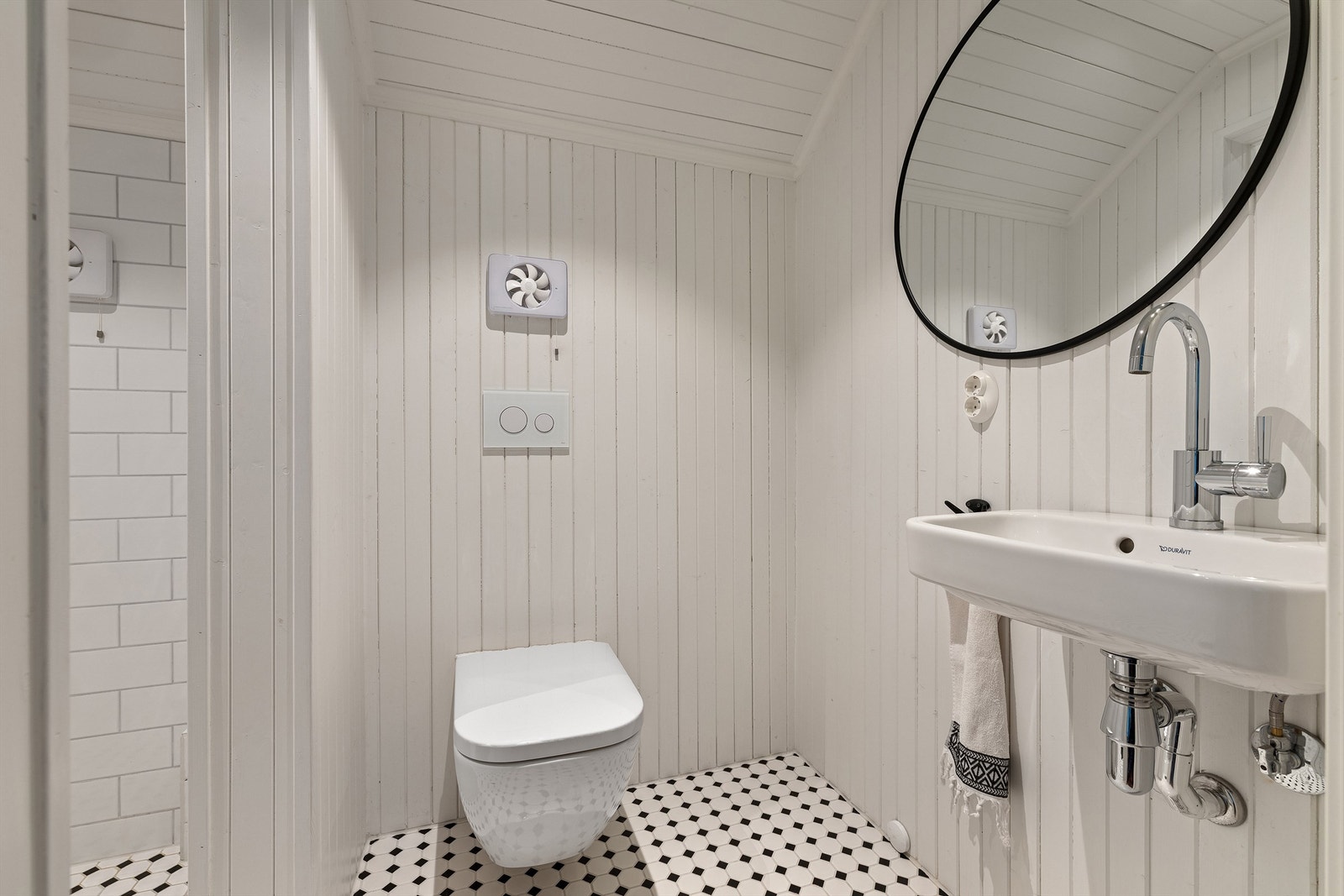 Boligen har hele to bad, ett i 2.etasje og ett i første etasje. Galleribilde