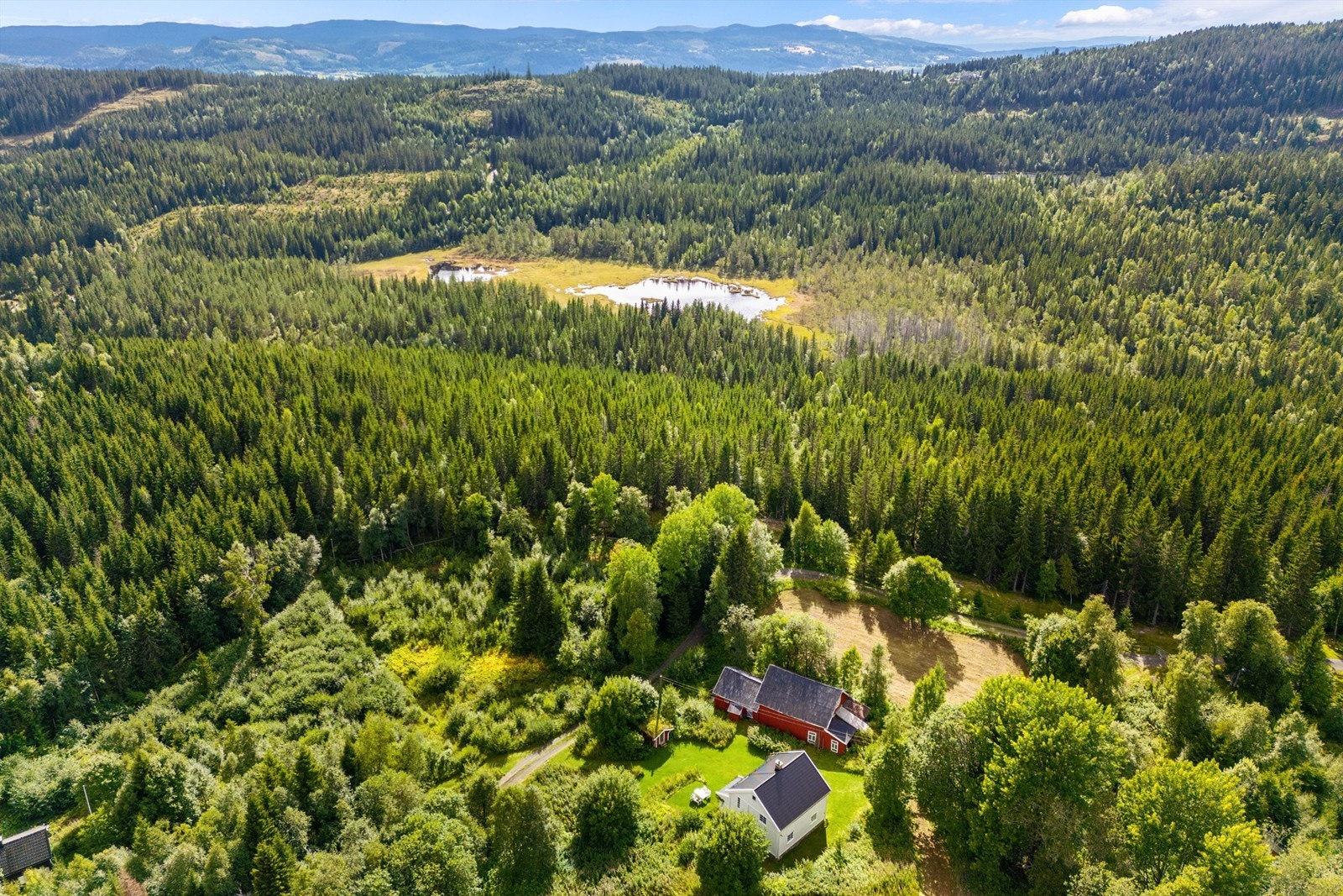 Området er kjent for den særegne samlingen av små hytter og staller - en slags historisk hytteby . Mange av bygningene har røtter i skogsarbeid og er i dag brukt som fritidsboliger. Galleribilde