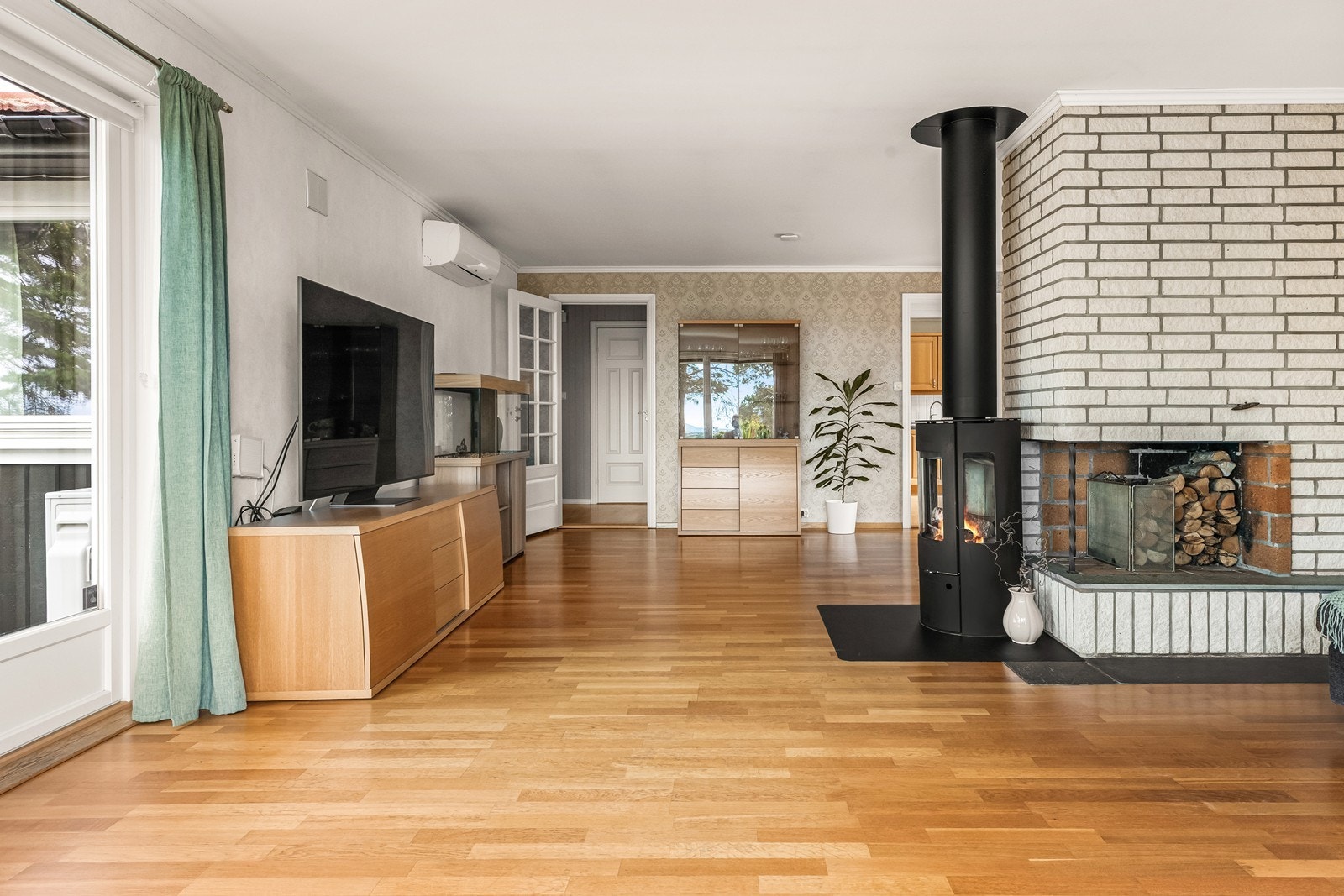 I stue er det både varmepumpe og vedovn Galleribilde