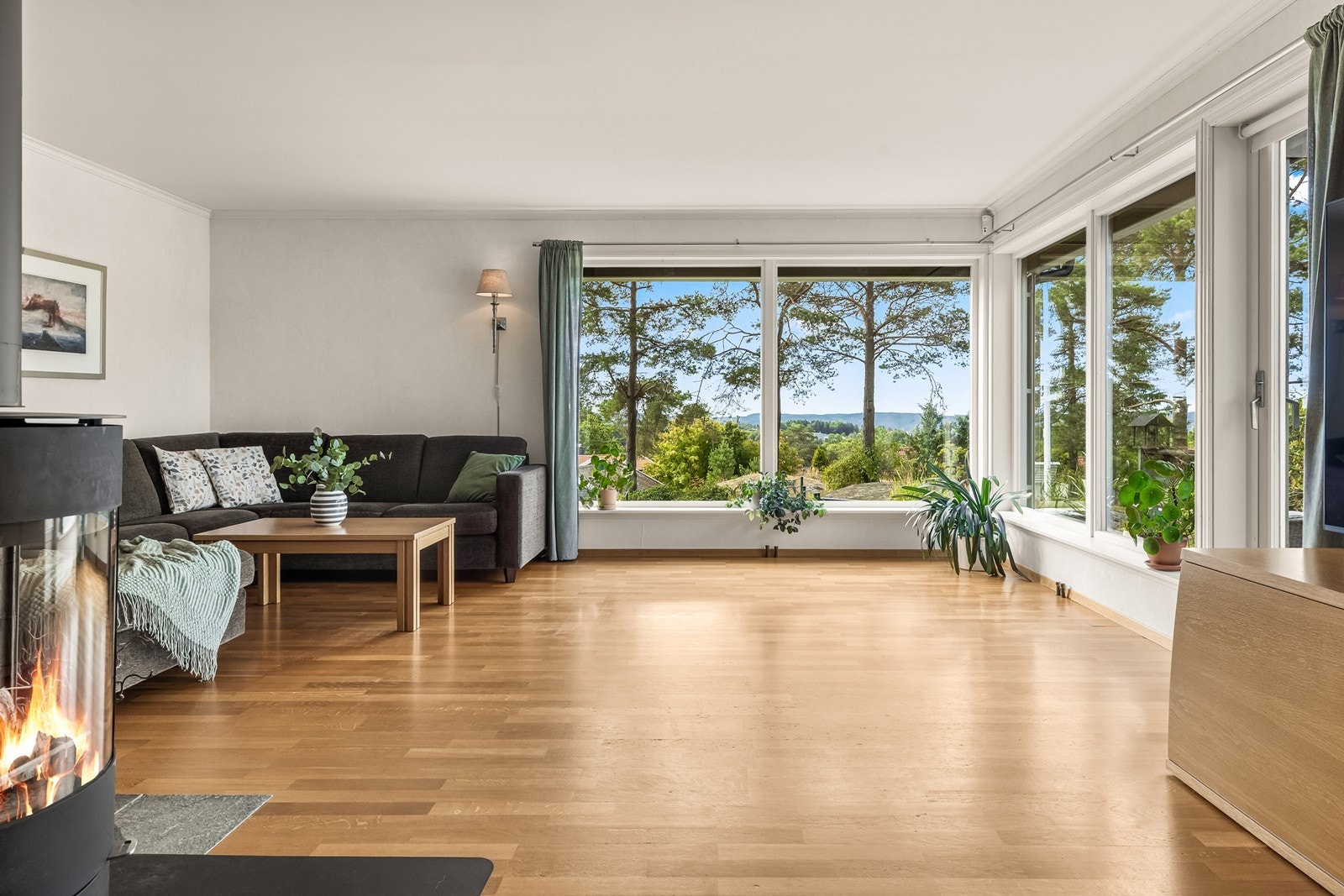Stuen med utsikt! Store vinduer sørger for rikelig med lysinnslipp og flott utsikt fra stue Galleribilde