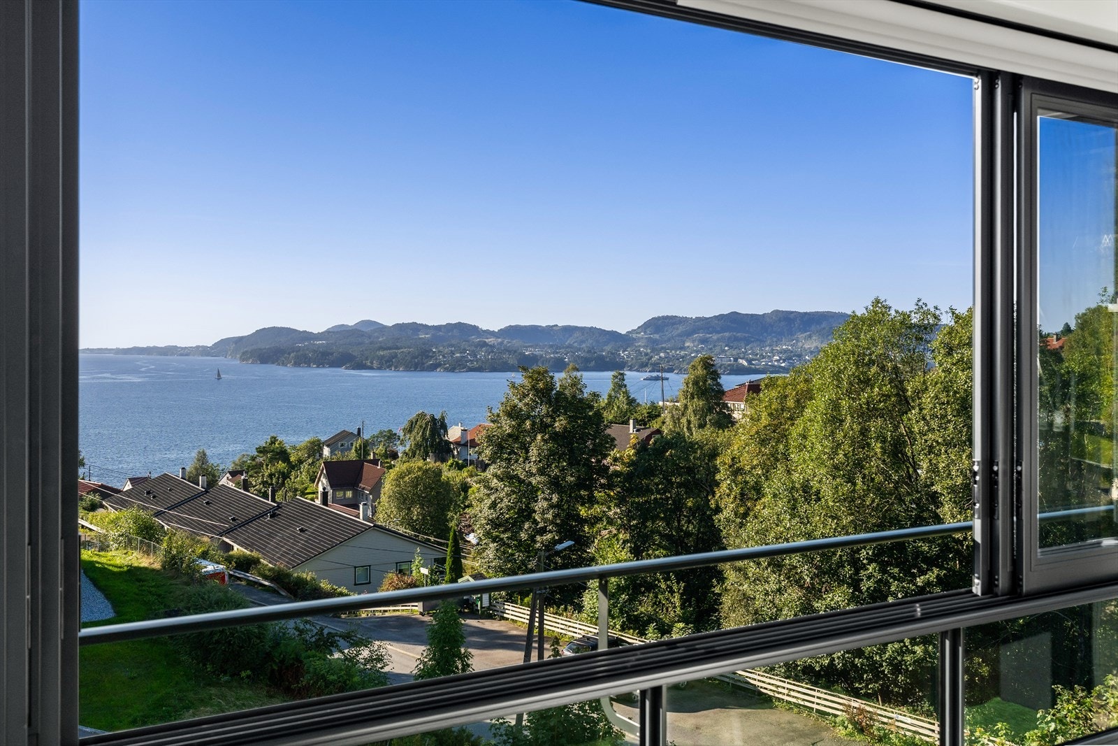 Glassrutene på balkongen kan skyves til side og slippe sommerkveldene helt inn Galleribilde