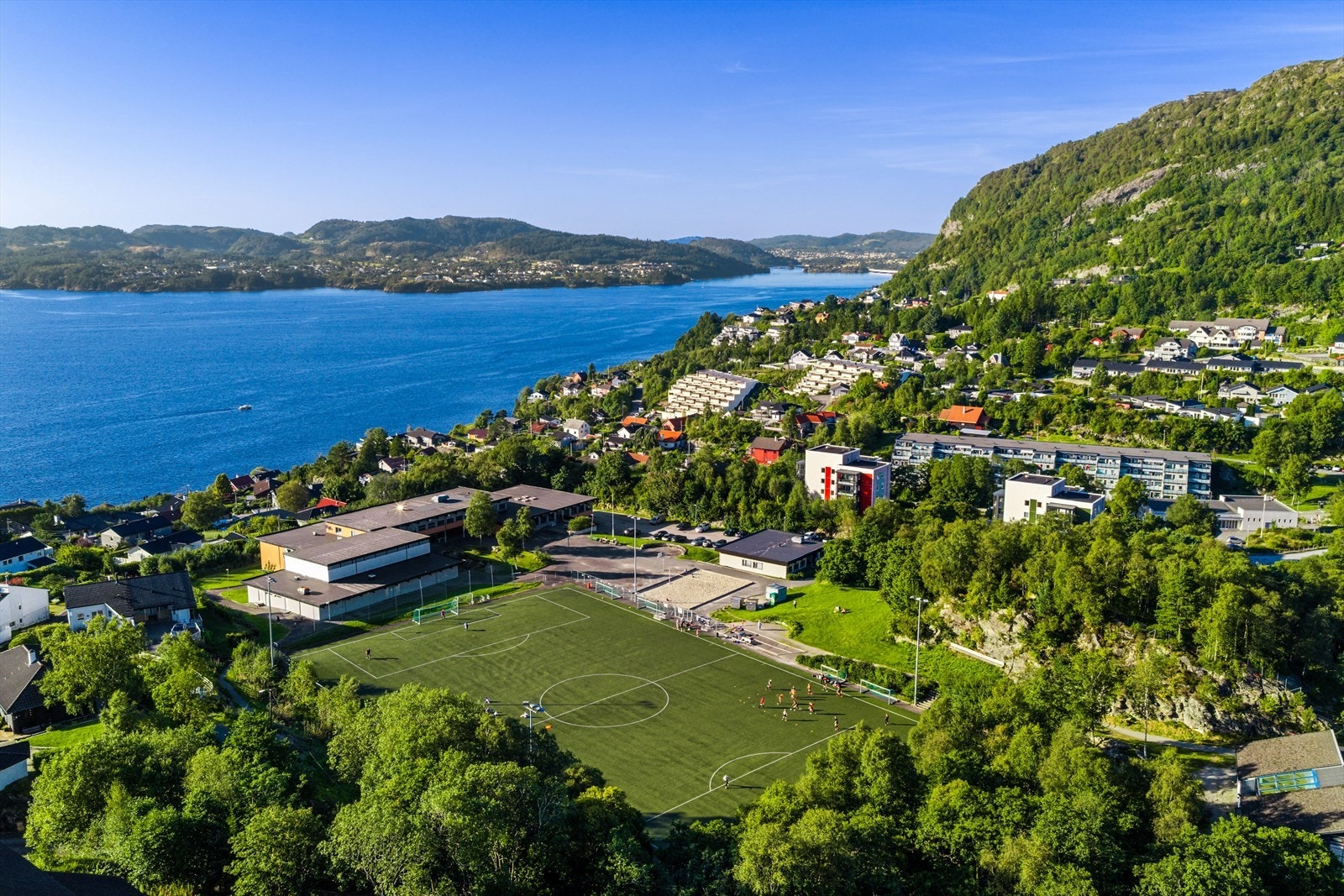 Blokken ligger som en av de nærmeste til Marikollen ungdomsskole og Mjølkeråen barneskole Galleribilde