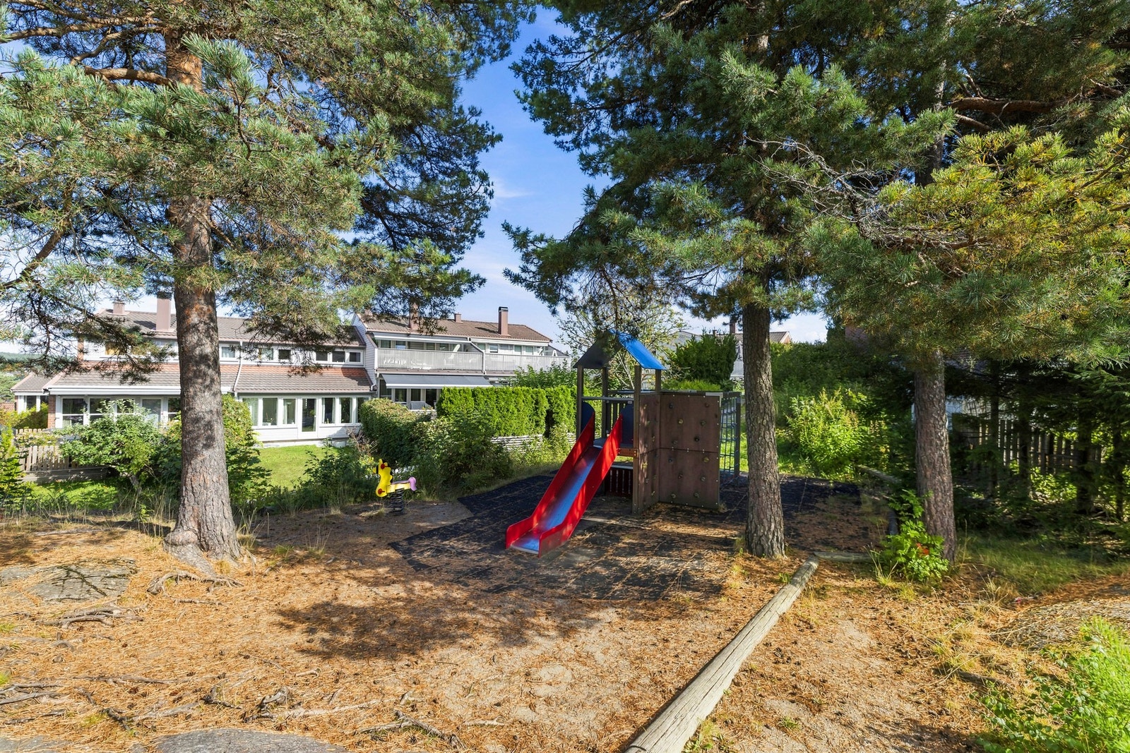 Borettslaget har flotte grøntområder med lekeplasser og en rekke fine uteplasser Galleribilde