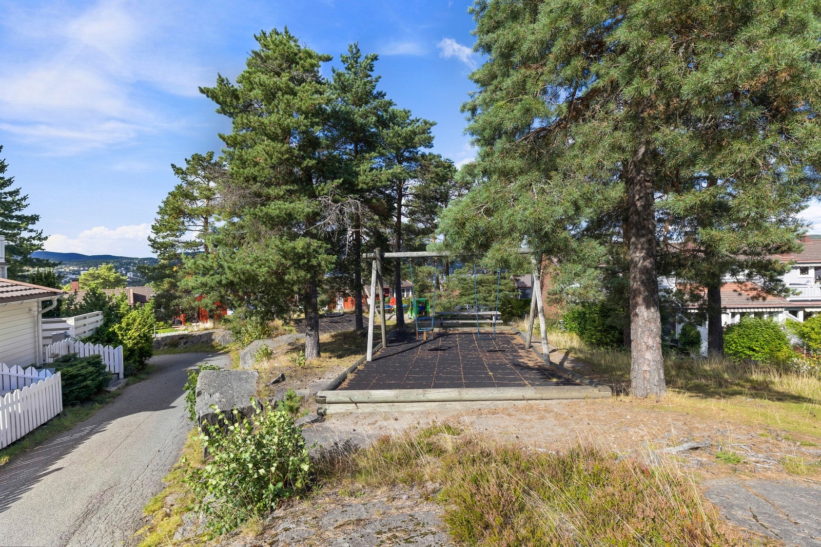 Området rundt boligen er trivelig og barnevennlig Galleribilde