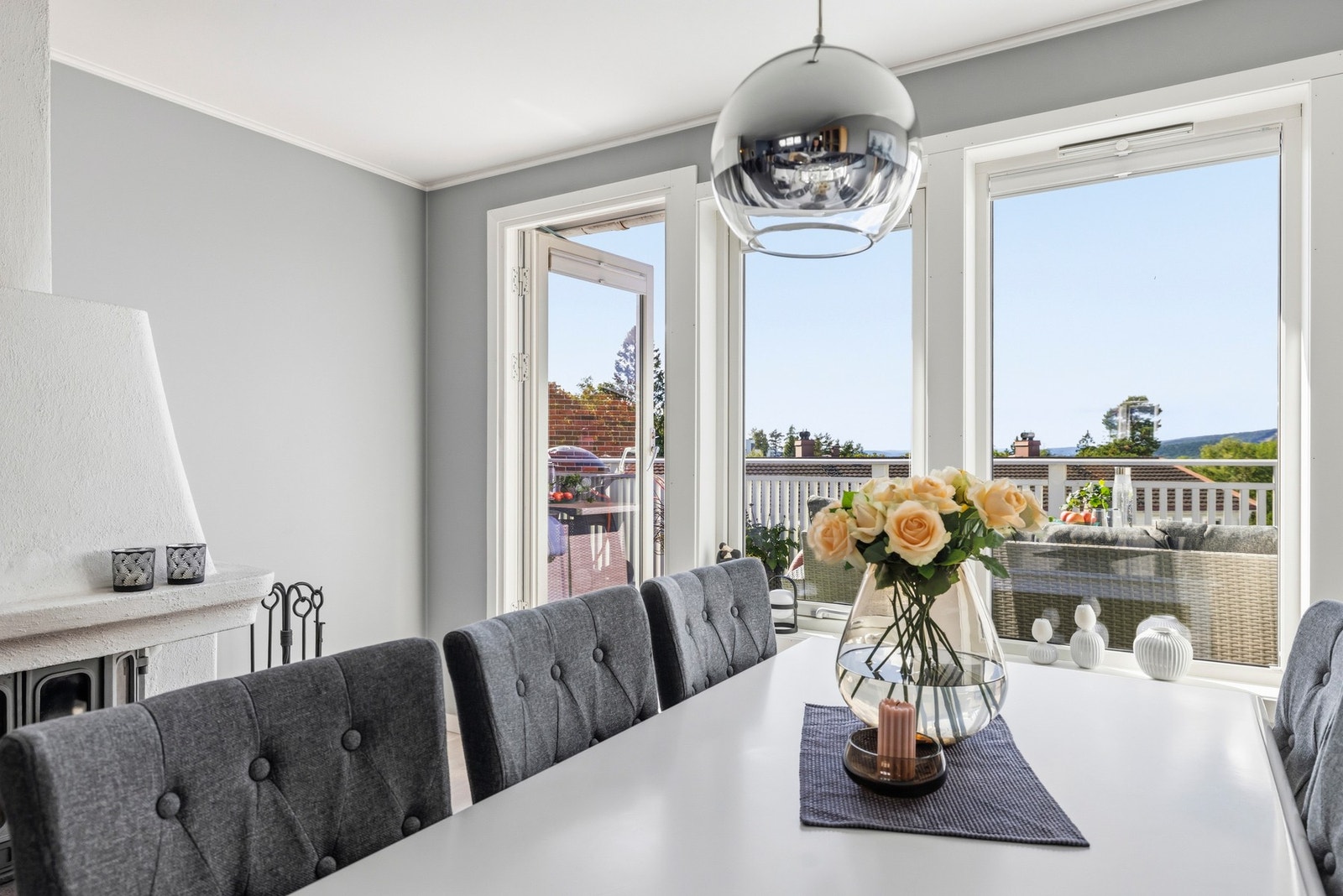 Fra stuen er det utgang til en vestvendt balkong Galleribilde