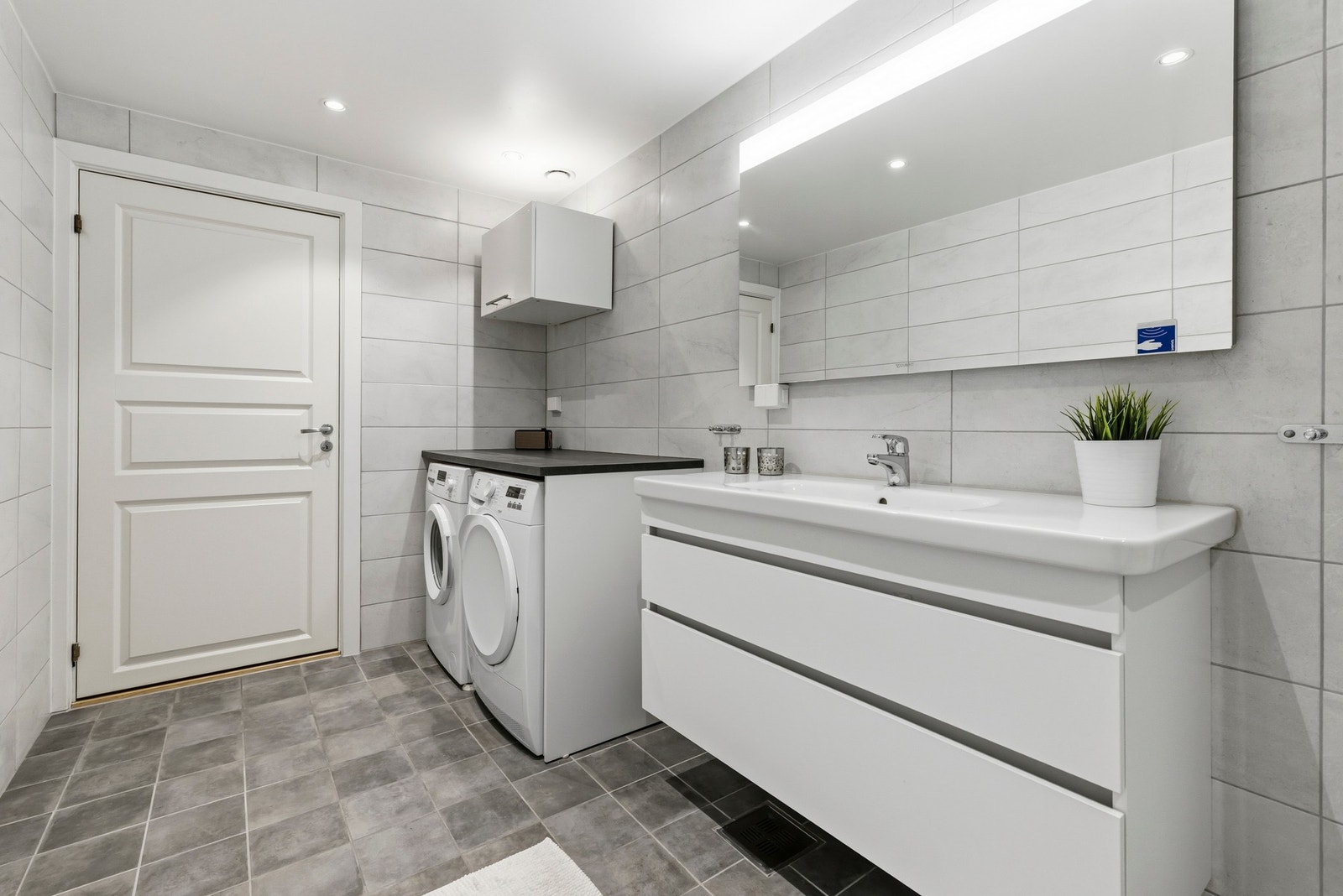Badet ble renovert i 2016 og framstår som moderne og lyst Galleribilde