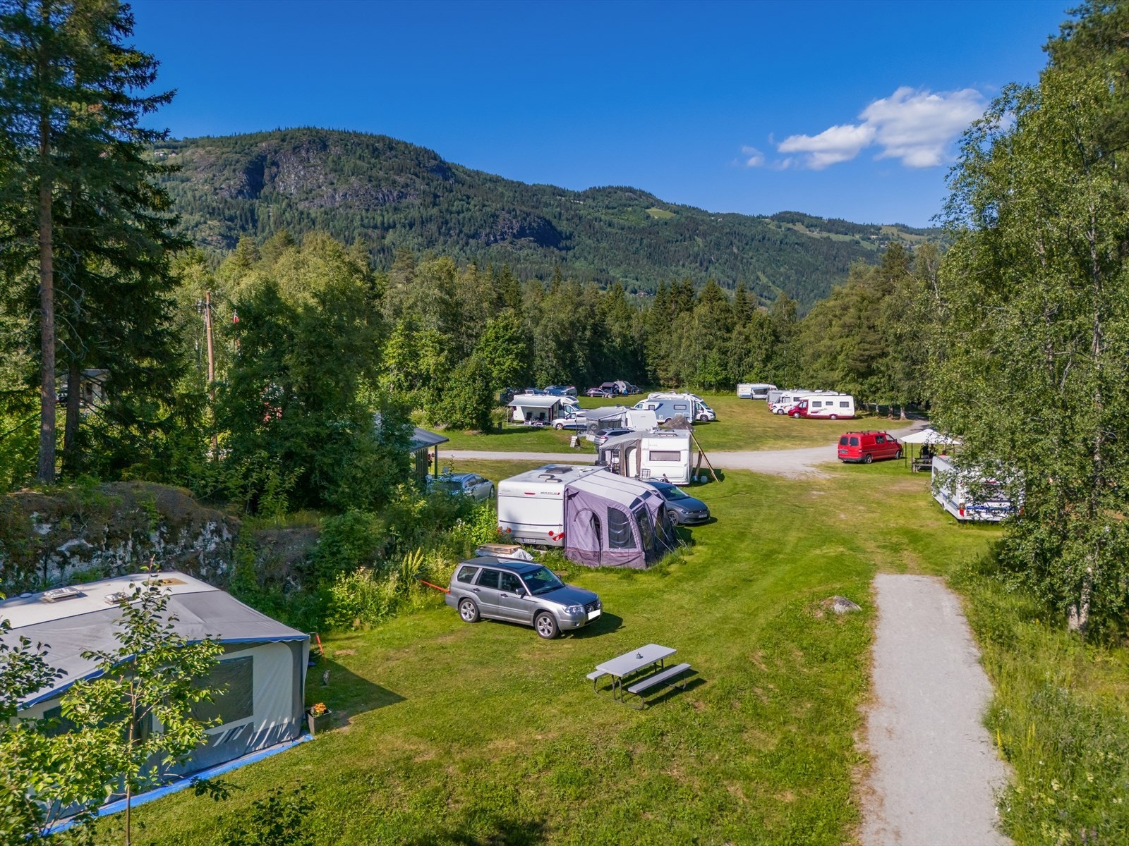 Campingplassen har en idyllisk og skjermet beliggenhet i Ål kommune. Galleribilde
