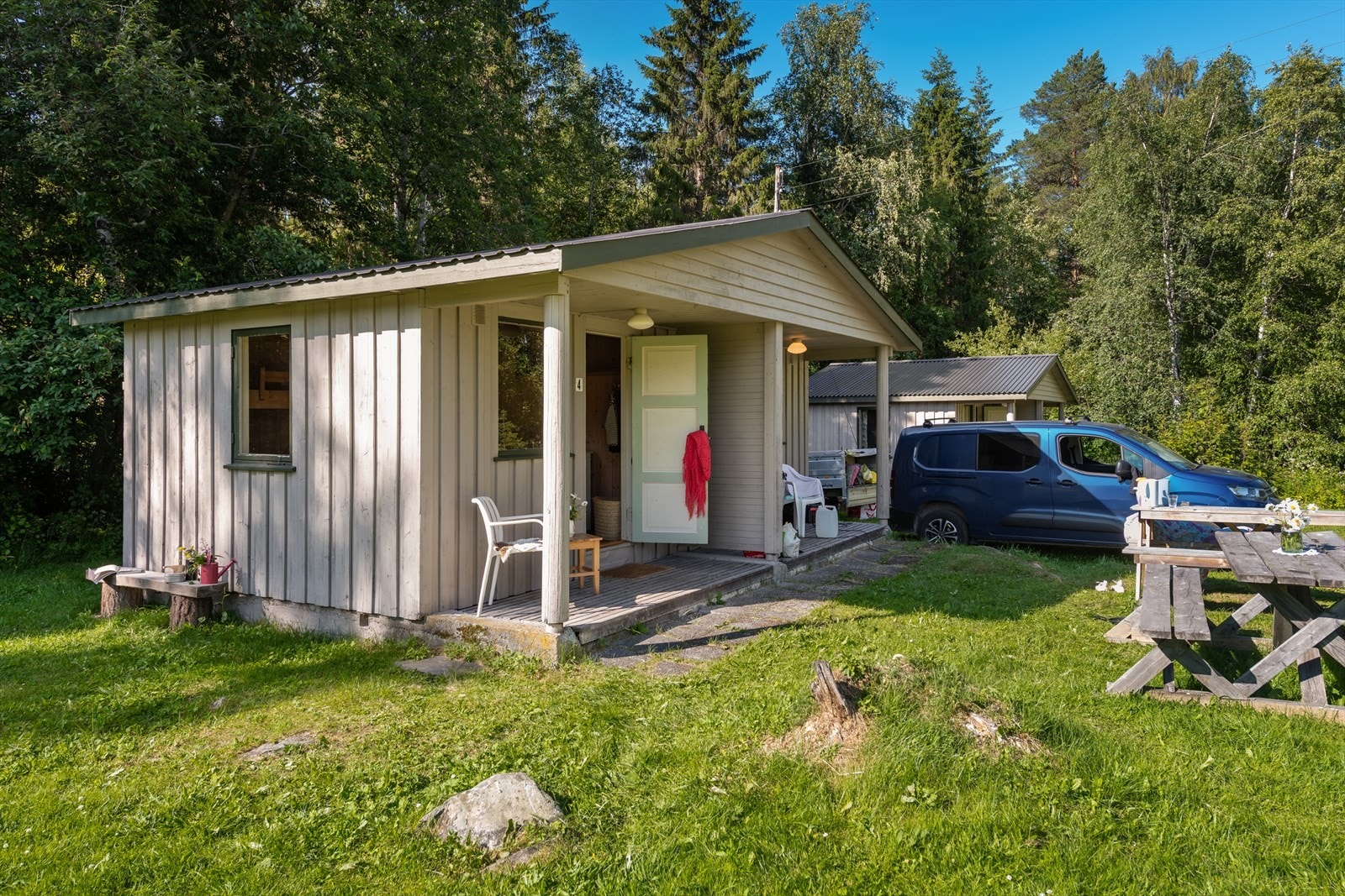Hver hytte har egen inngang og en privat, delvis overbygd uteplass. Galleribilde
