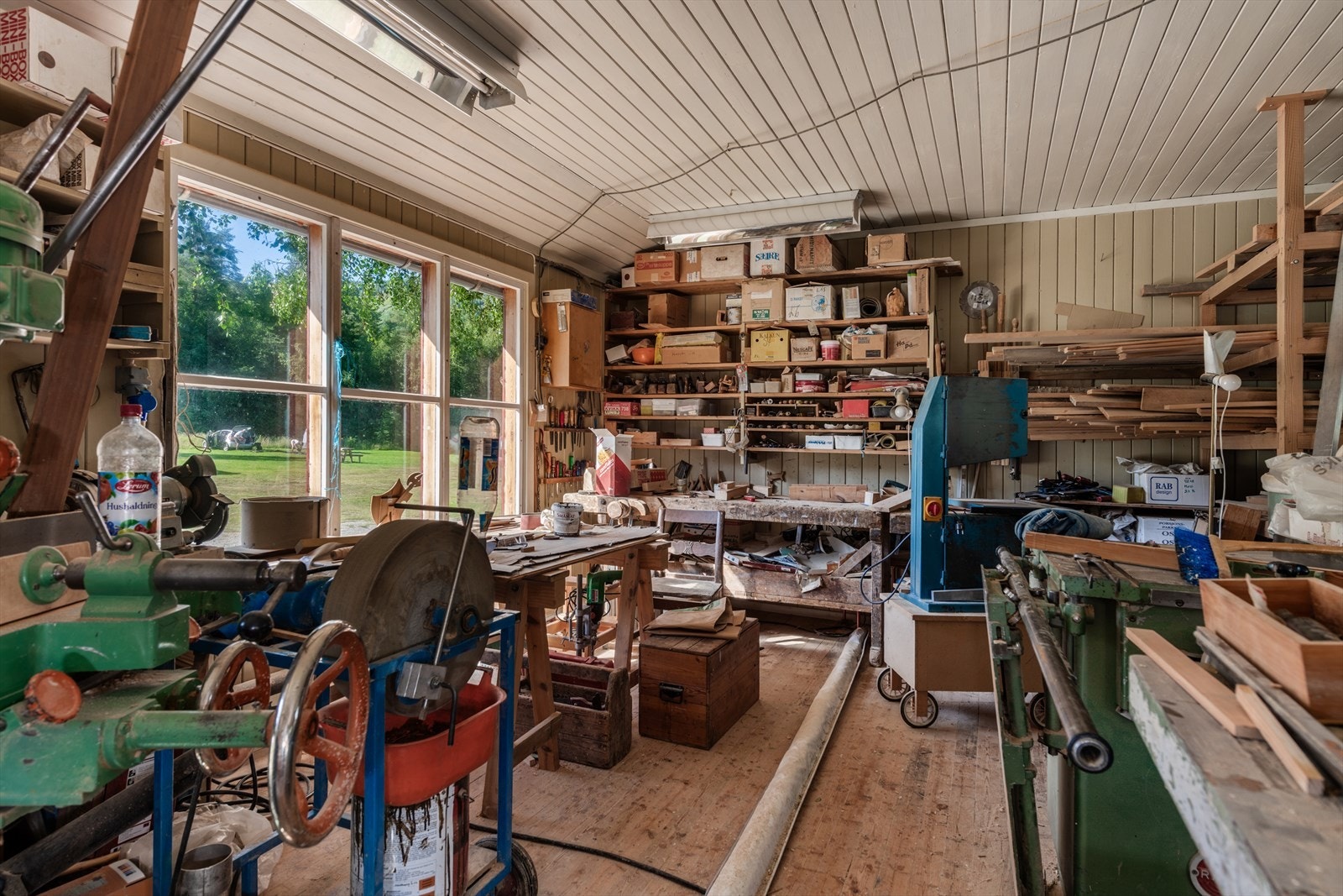 Servicebygget inneholder også et romslig snekkerverksted for vedlikehold. Galleribilde