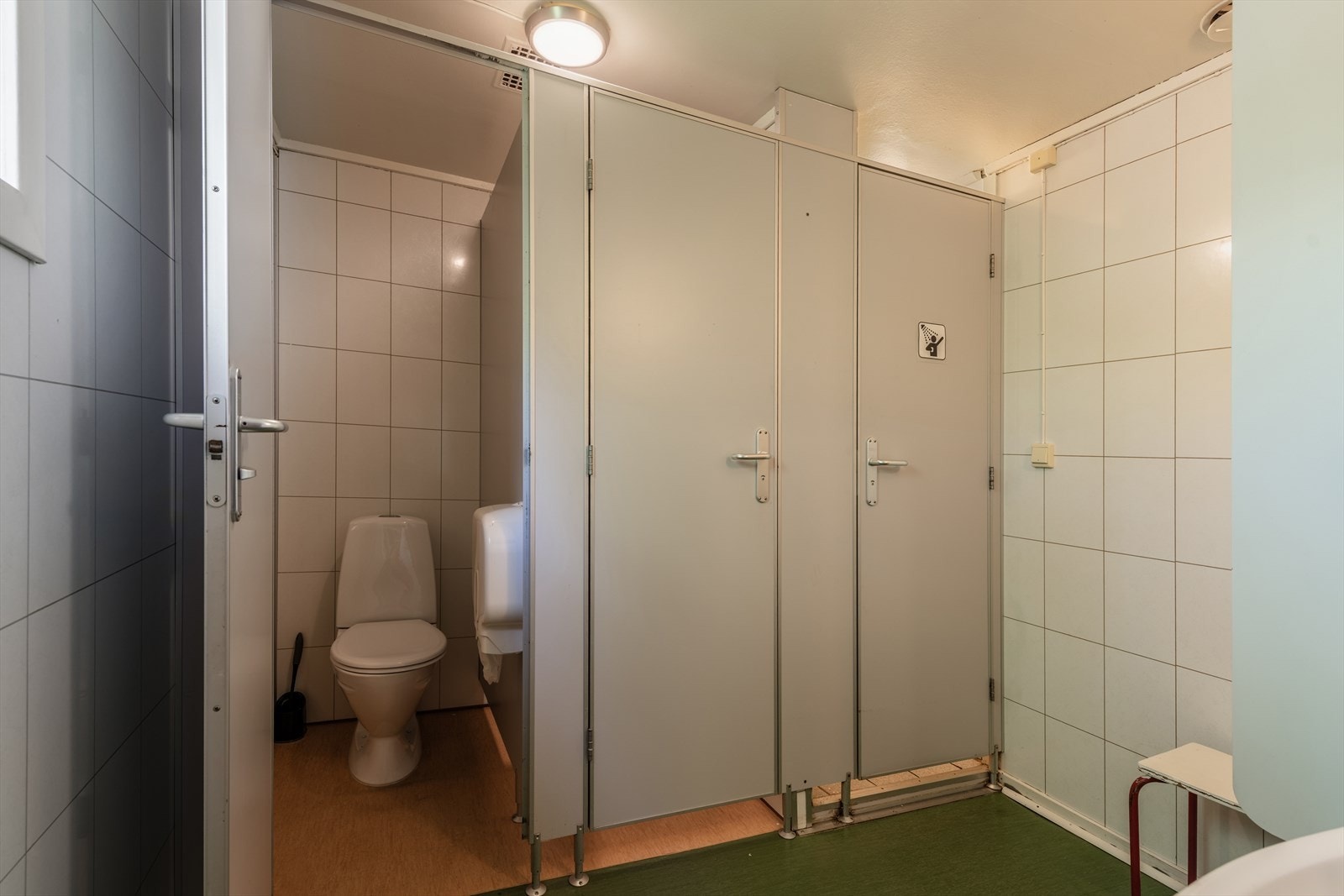 Sanitæranlegg med toaletter, sentralt plassert i servicebygget. Galleribilde