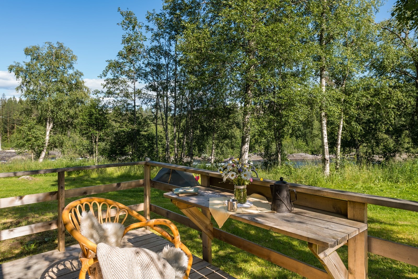Noen av uteplassene har umiddelbar nærhet til Hallingdalselva. Galleribilde