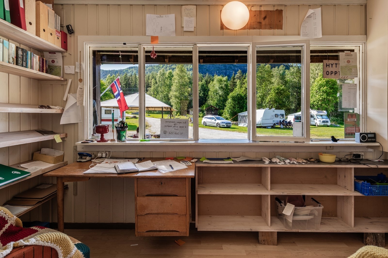 Fra resepsjonen er det direkte utsyn over campingplassens fellesarealer. Galleribilde
