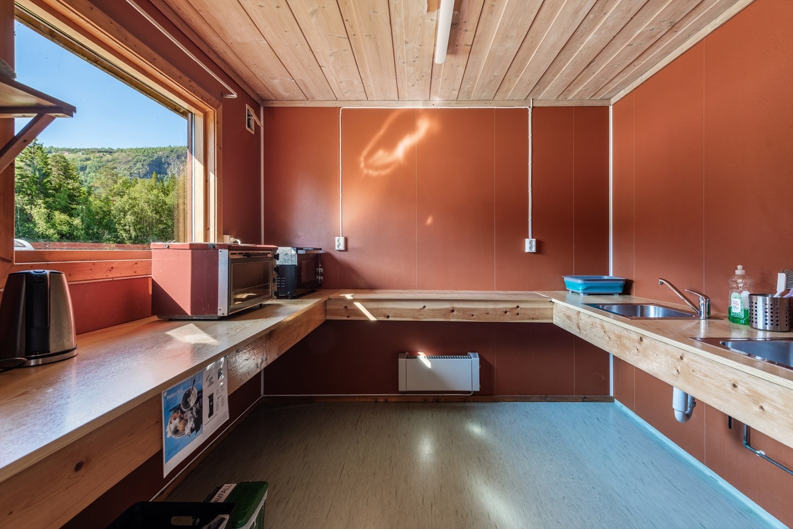 Felleskjøkken i servicebygget, utstyrt for selvhushold for campingplassens gjester. Galleribilde