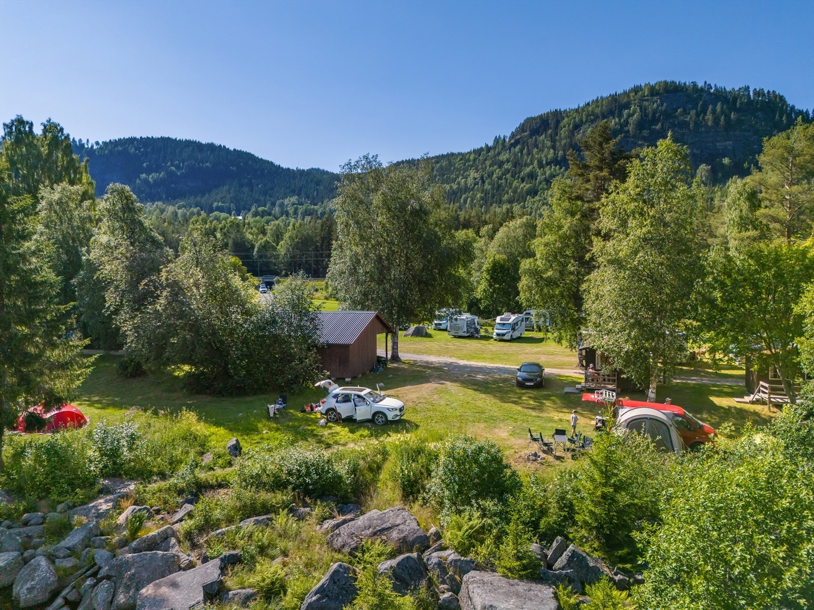 Campingplassen er omkranset av skog og natur. Foto Terje Bjørnsen Galleribilde