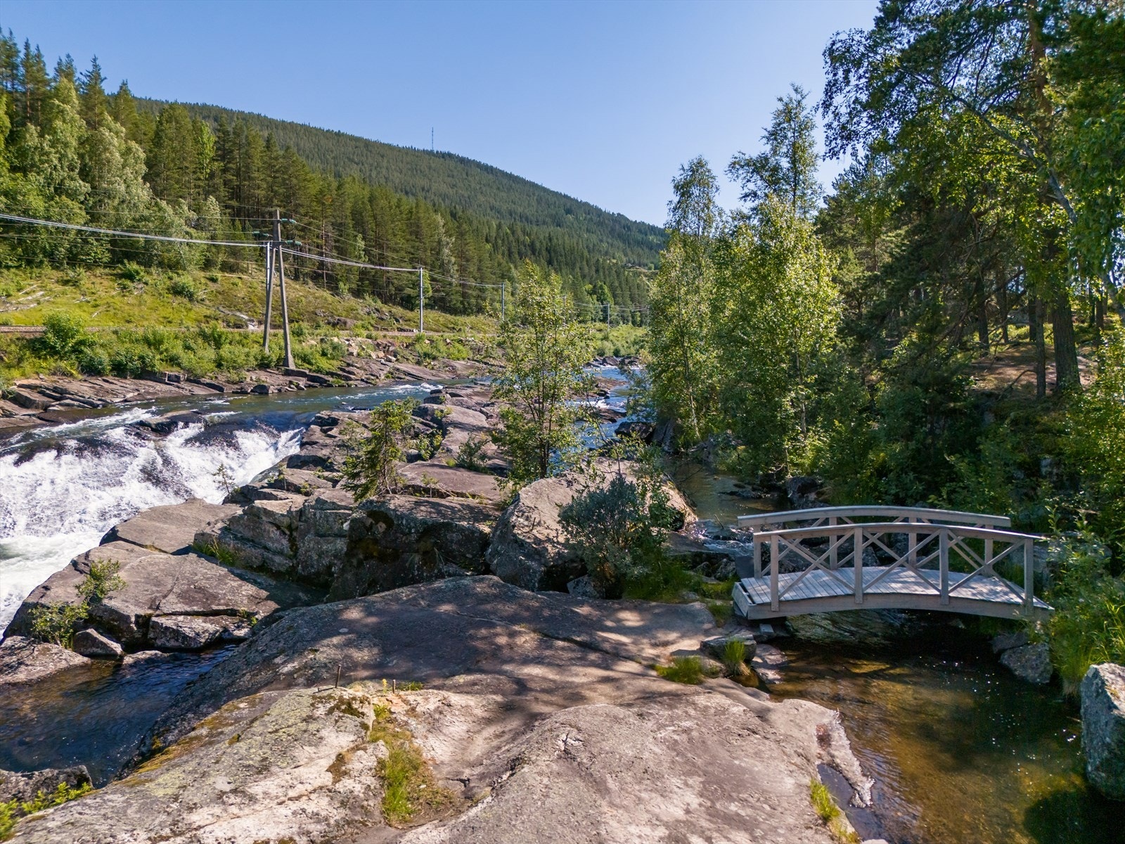 Hallingdalselva renner like forbi eiendommen, med både rolige partier og stryk. Galleribilde
