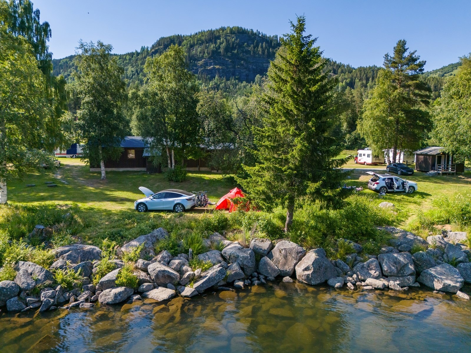 Mulighet for å sette opp telt og campingutstyr helt nede ved elvebredden. Galleribilde