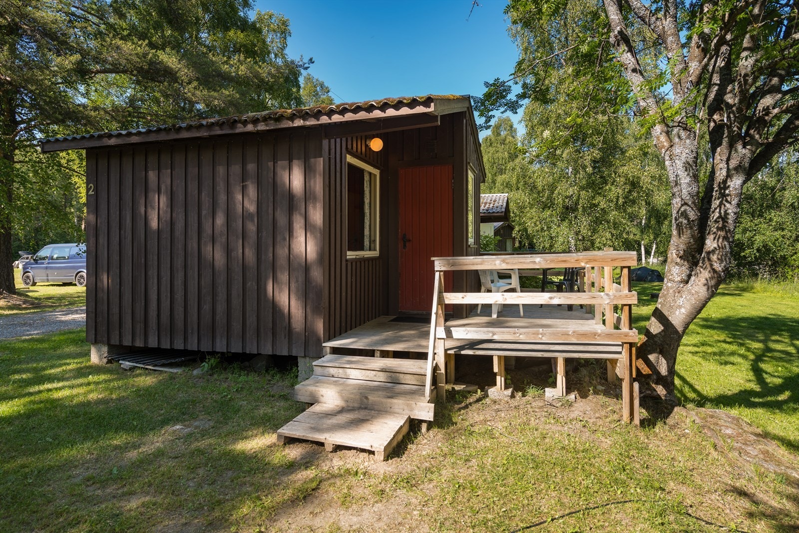 Hyttene har bindingsverkskonstruksjon med stående, utvendig trekledning. Galleribilde