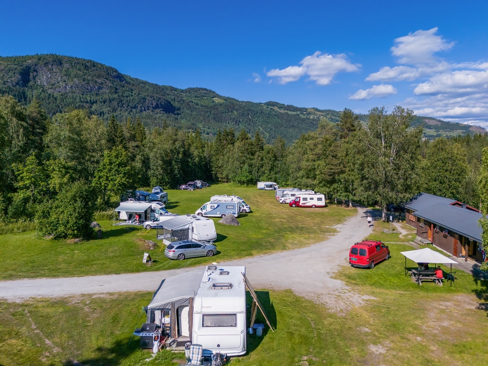 Store, flate gressarealer gir rikelig med plass for campingvogner og bobiler. Galleribilde