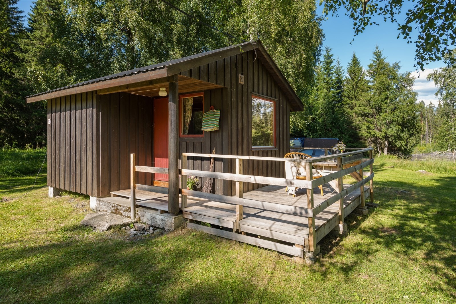 Flere av hyttene har en terrasse i trekonstruksjon med rekkverk. Galleribilde