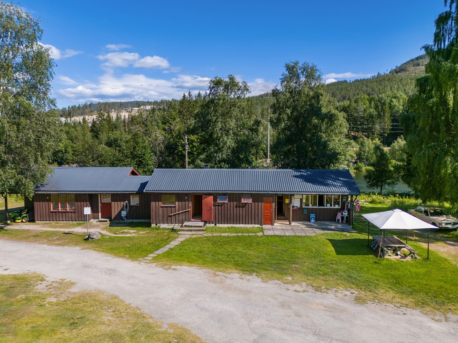 Servicebygget samler resepsjon, fellesfasiliteter og verksted for campingplassen. Galleribilde