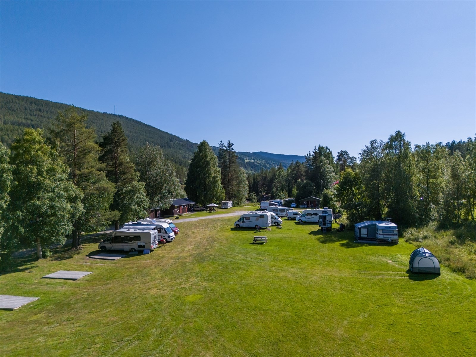 Oversikt over campingplassen som ligger tilbaketrukket i rolige omgivelser. Galleribilde