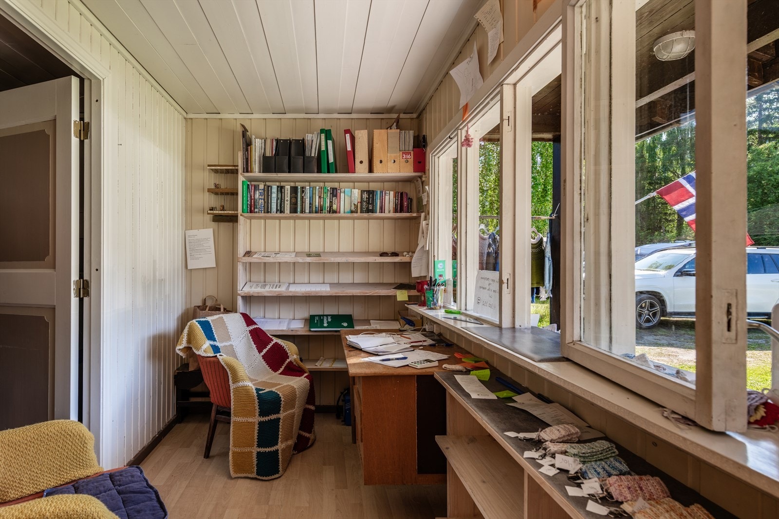 Resepsjonsområde med kontorplass og god oversikt over ankomstområdet. Galleribilde