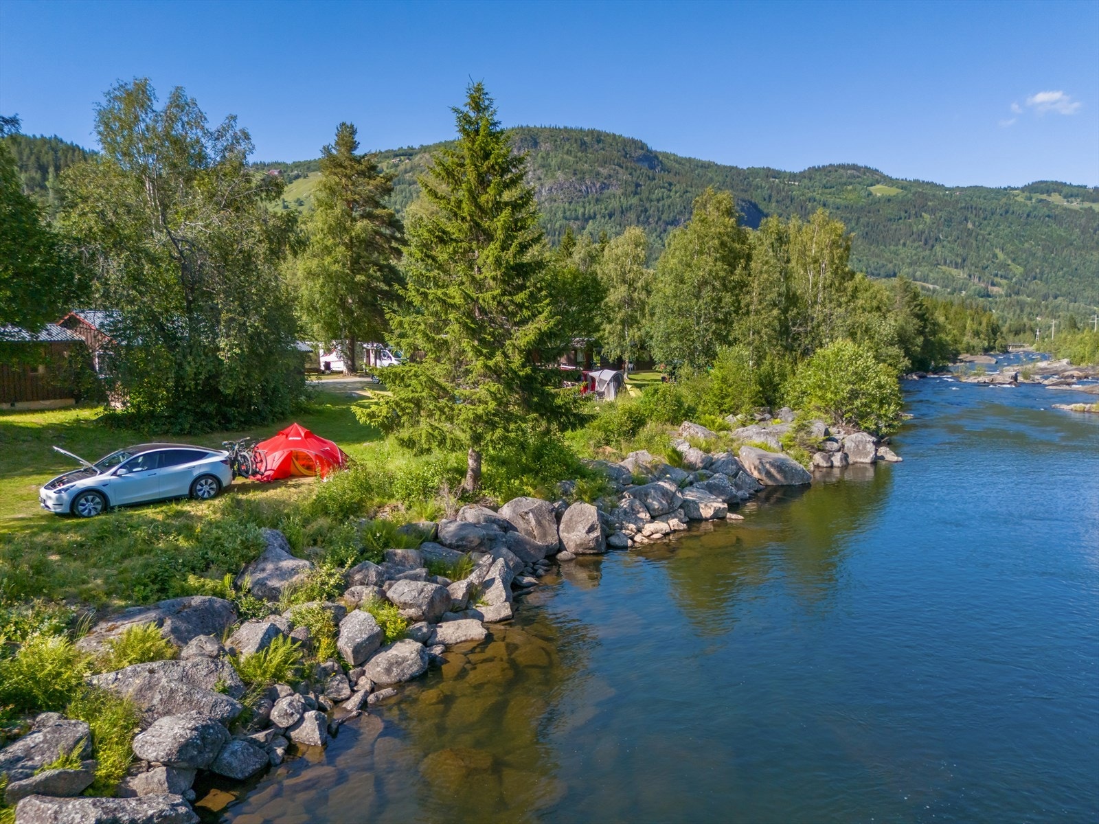 Etablert næringseiendom med beliggenhet ved bredden av Hallingdalselva. Galleribilde