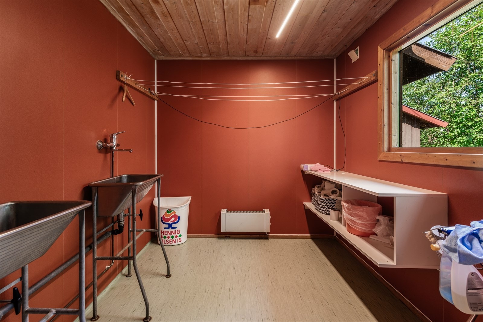 Praktisk vaskerom med utslagsvasker og tørkemuligheter i servicebygget. Galleribilde
