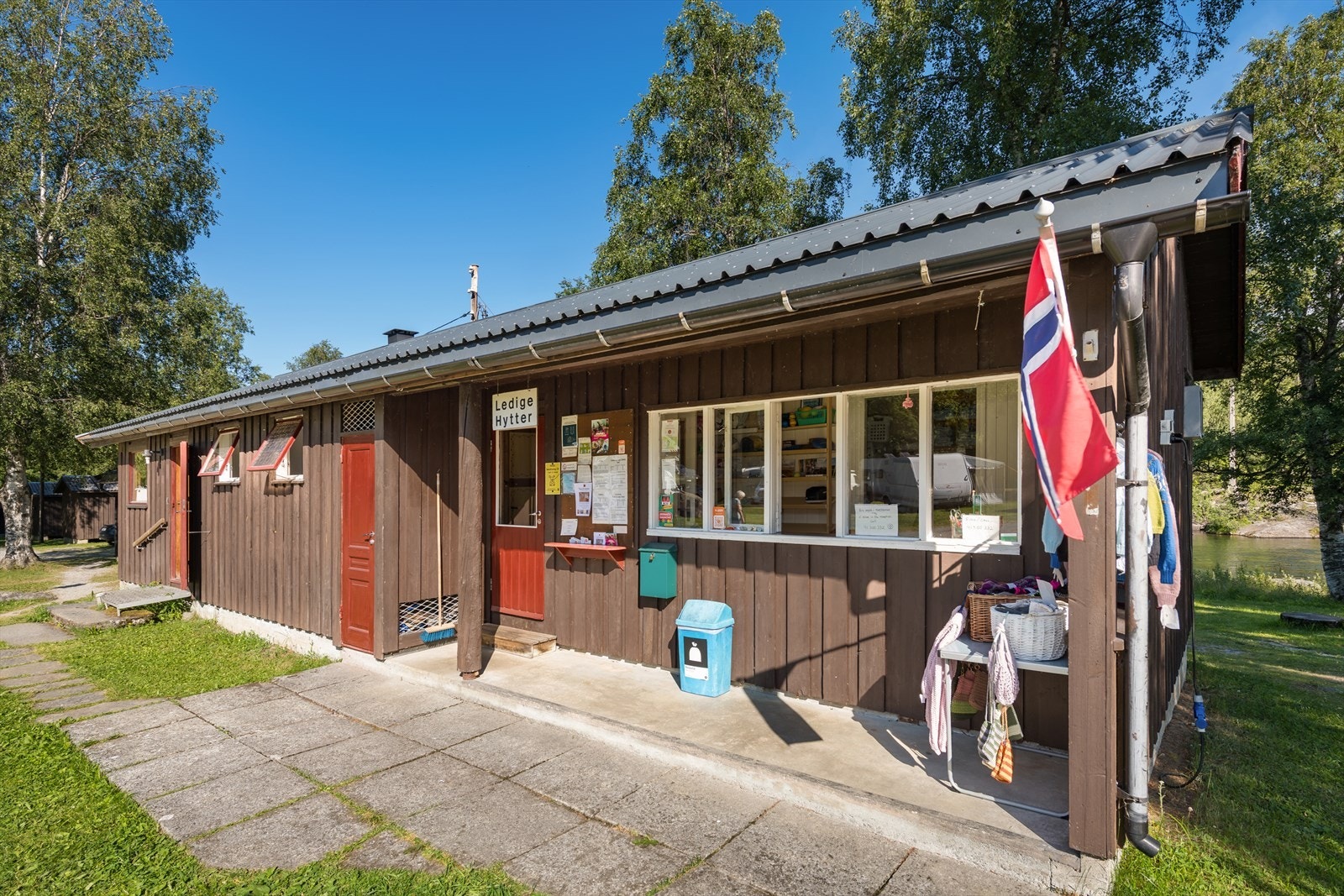 Inngangsparti til servicebygget med resepsjon og kiosk. Galleribilde