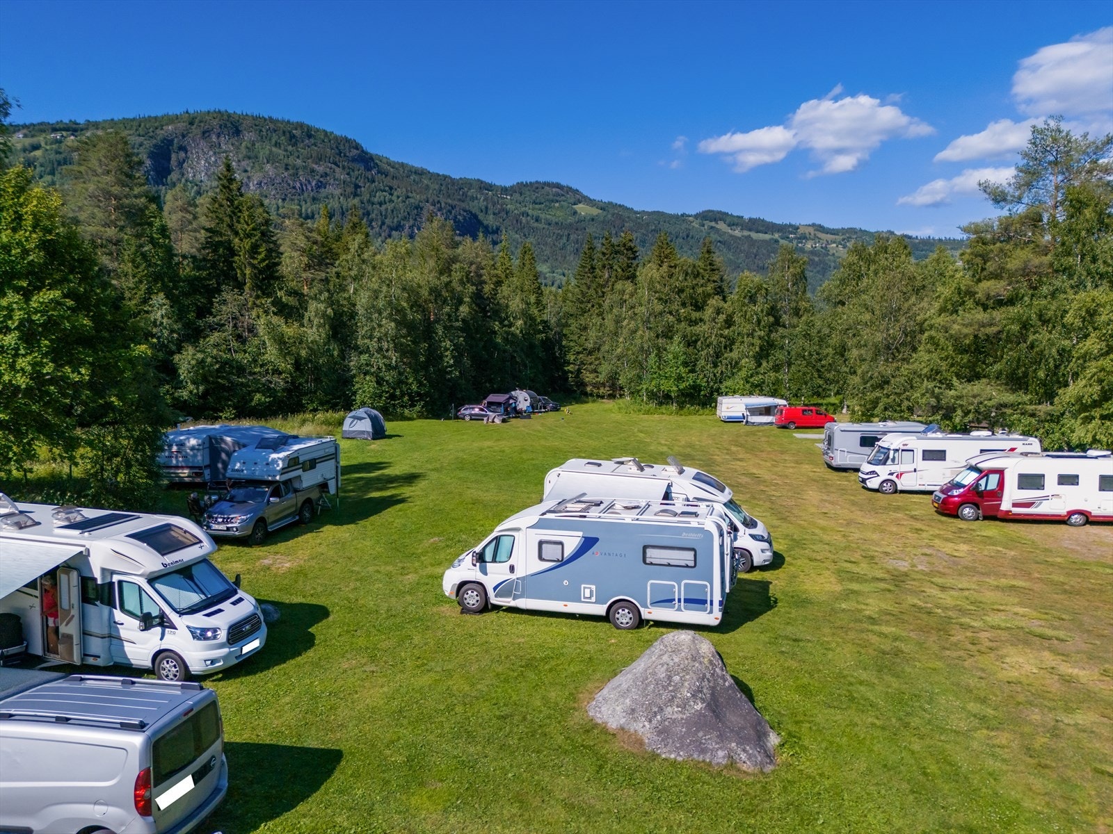 Tomten er relativt flat og lett å manøvrere for gjester med campingvogn eller bobil. Galleribilde