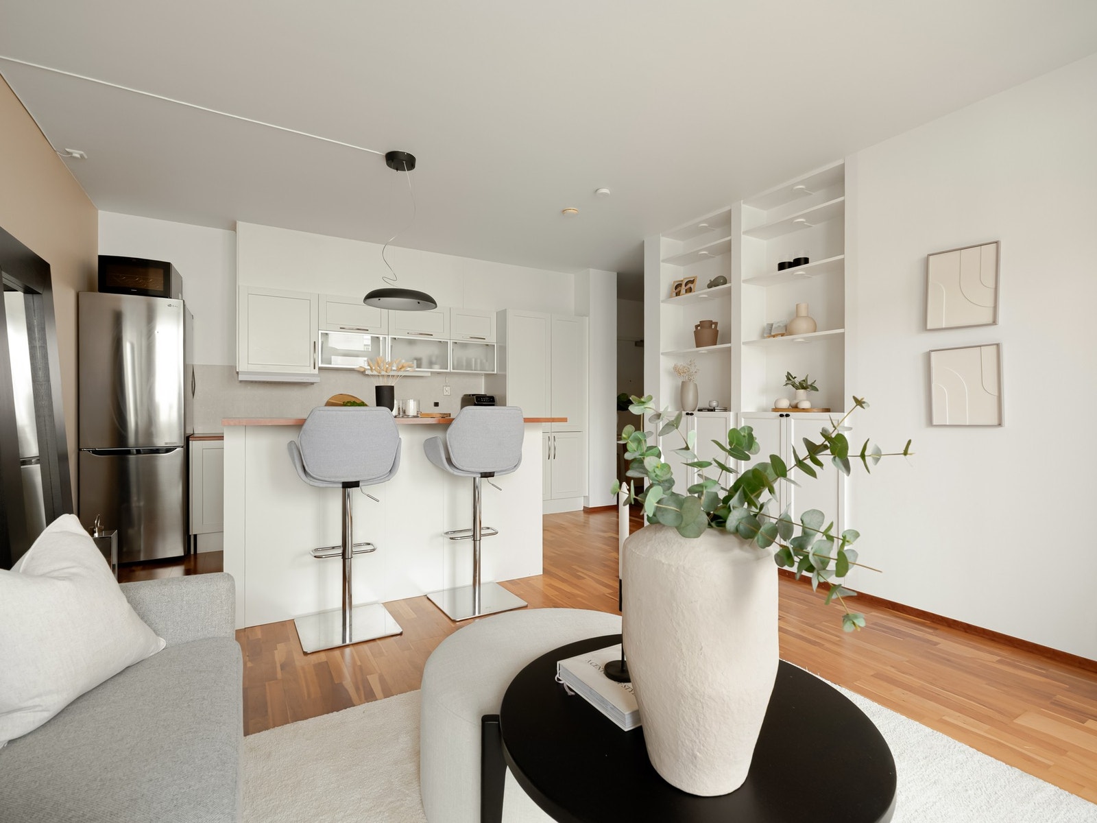 Lys og innbydende stue med god plass til både sofagruppe og spisebord. Galleribilde