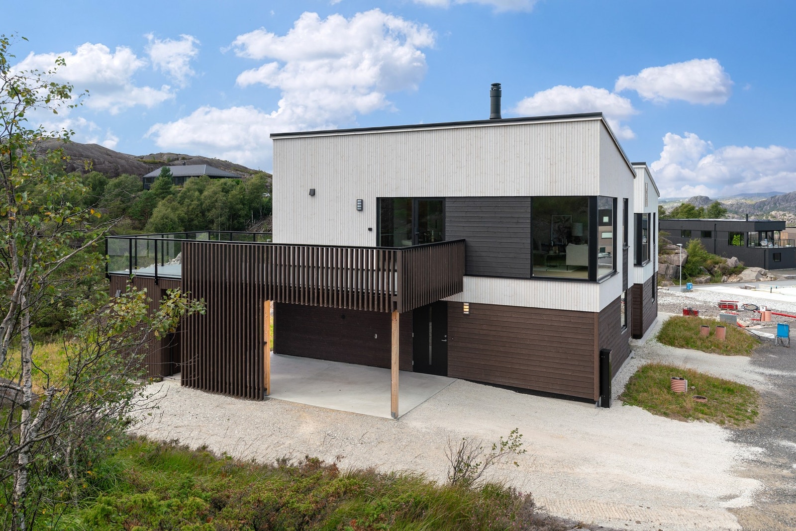 Boligen er ett moderne nybygg ferdigstilt i 2026- populær kompaktmodell på 108 kvm med bla: bad/vaskerom, tre soverom, stue/kjøkken i åpen løsning, toalettrom mm. Galleribilde