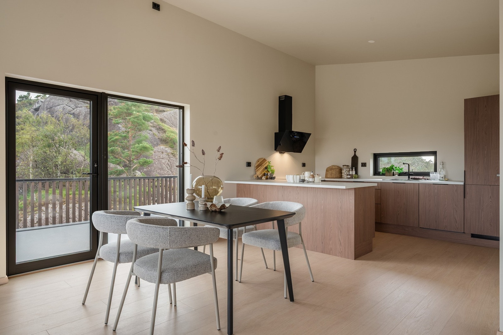 Stuen er i åpen løsning med kjøkken. Terrasse dør er like ved slik at det er enkelt å servere middagen på terrassen. Galleribilde
