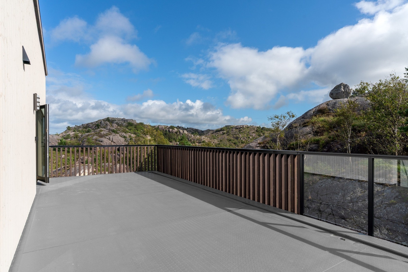Med dør ut fra stue er det en terrasse på 34 kvm med utsikt mot både øst og vest. Galleribilde