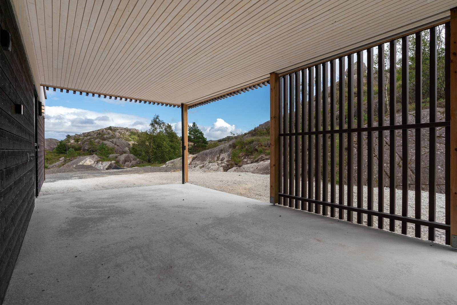 Carport med direkte tilgang til hoveddøren. Galleribilde