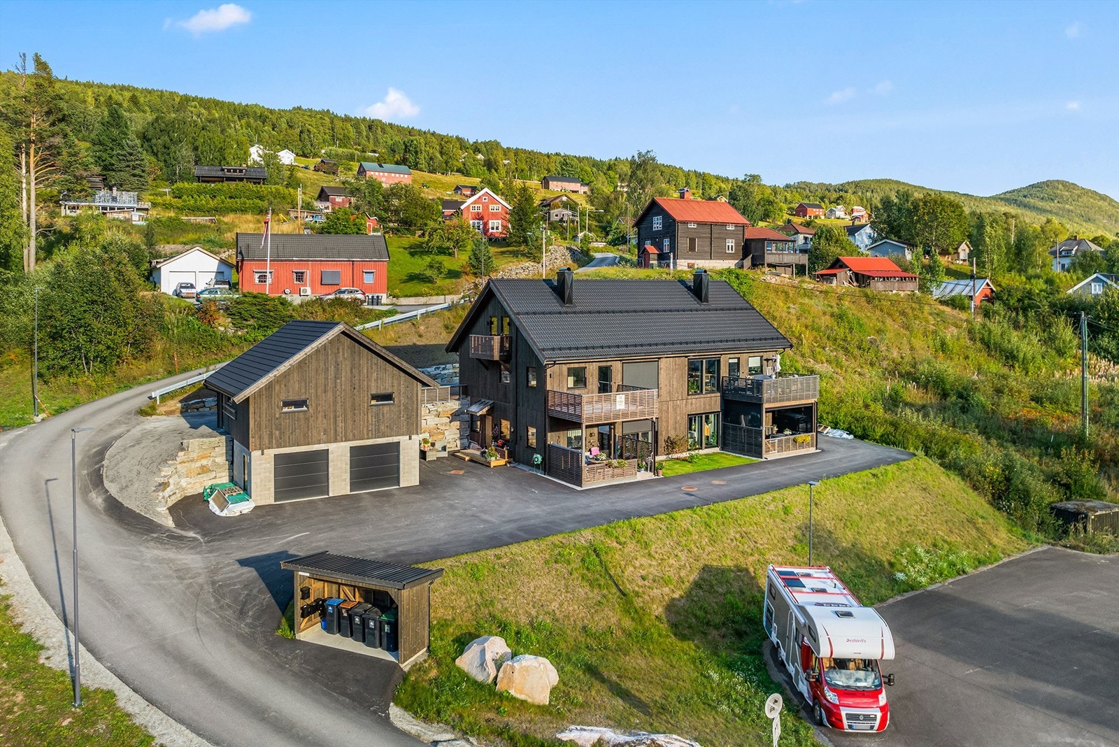 Leiligheten har en flott beliggenhet i Austbygde i Tinn kommune. Området er omgitt av storslått natur og fjellandskap Galleribilde