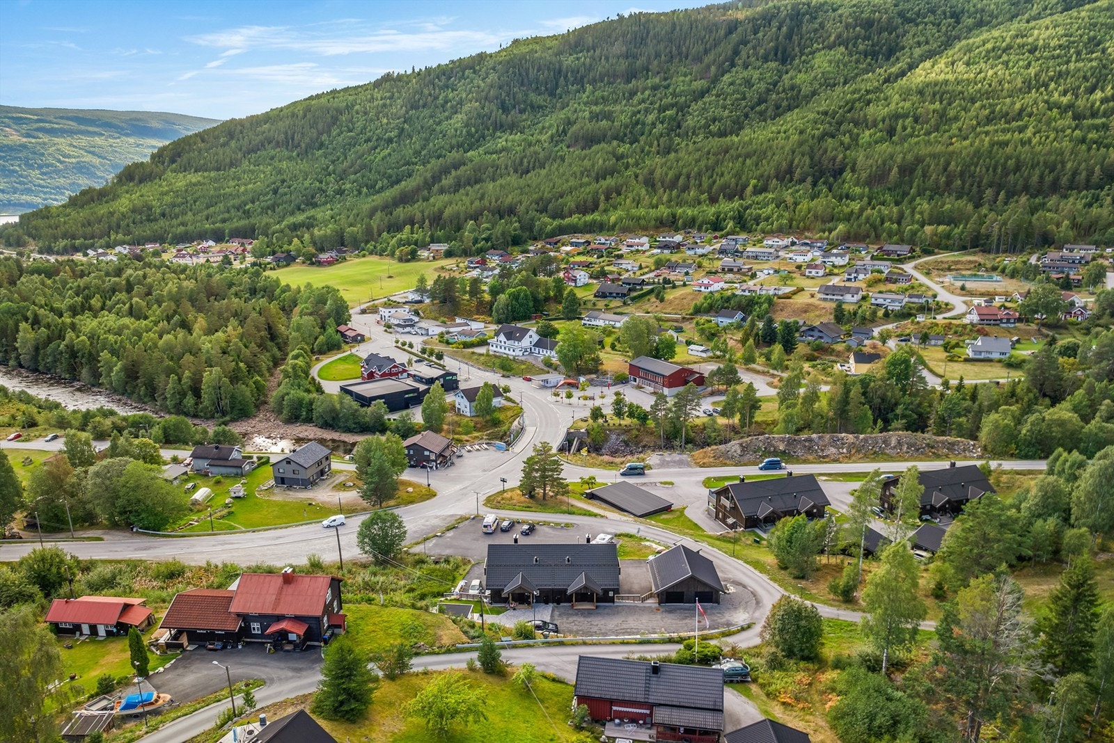 Området er ypperlig for friluftsentusiasten med gode muligheter for flotte aktiviteter året rundt med blant annet fiske, jakt, ski og fotturer Galleribilde