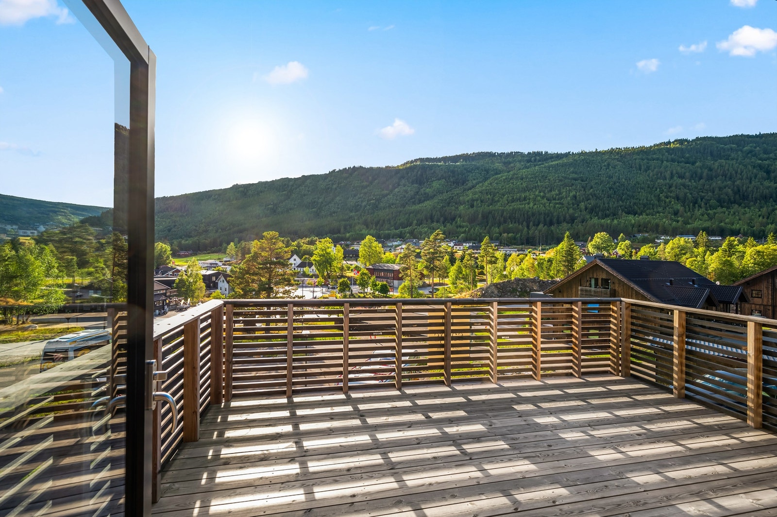 Fra stuen er det utgang til en nydelig terrasse på 14 kvm Galleribilde
