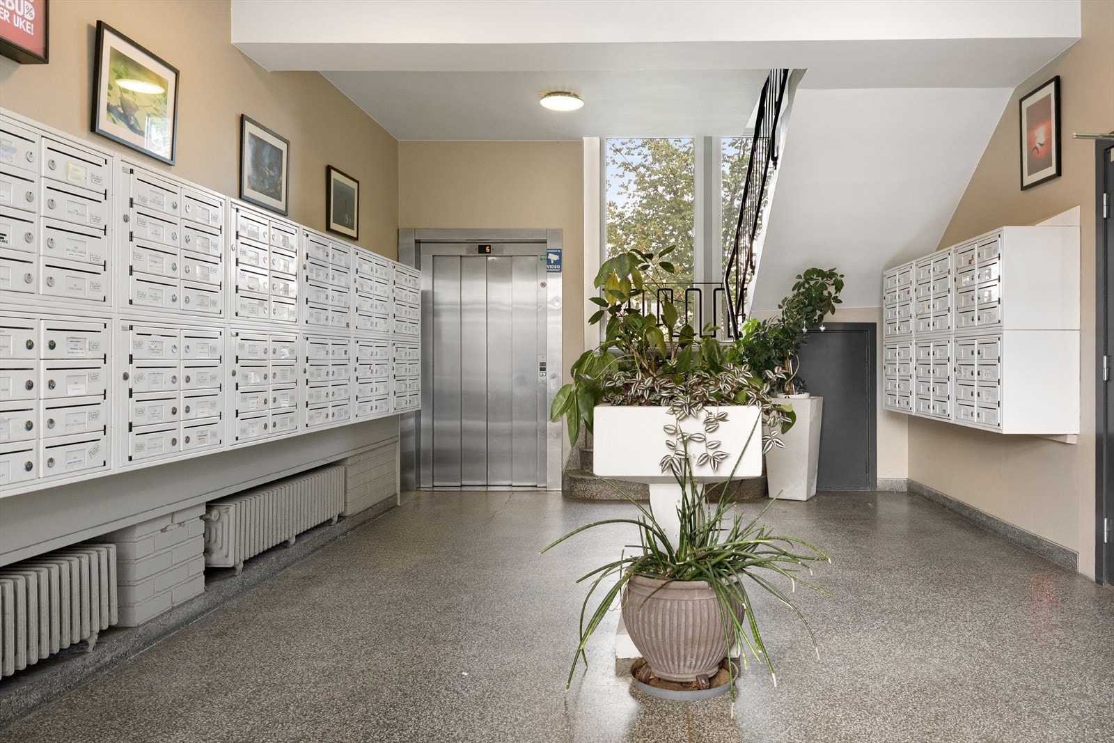 Pent og velholdt inngangsparti. Galleribilde