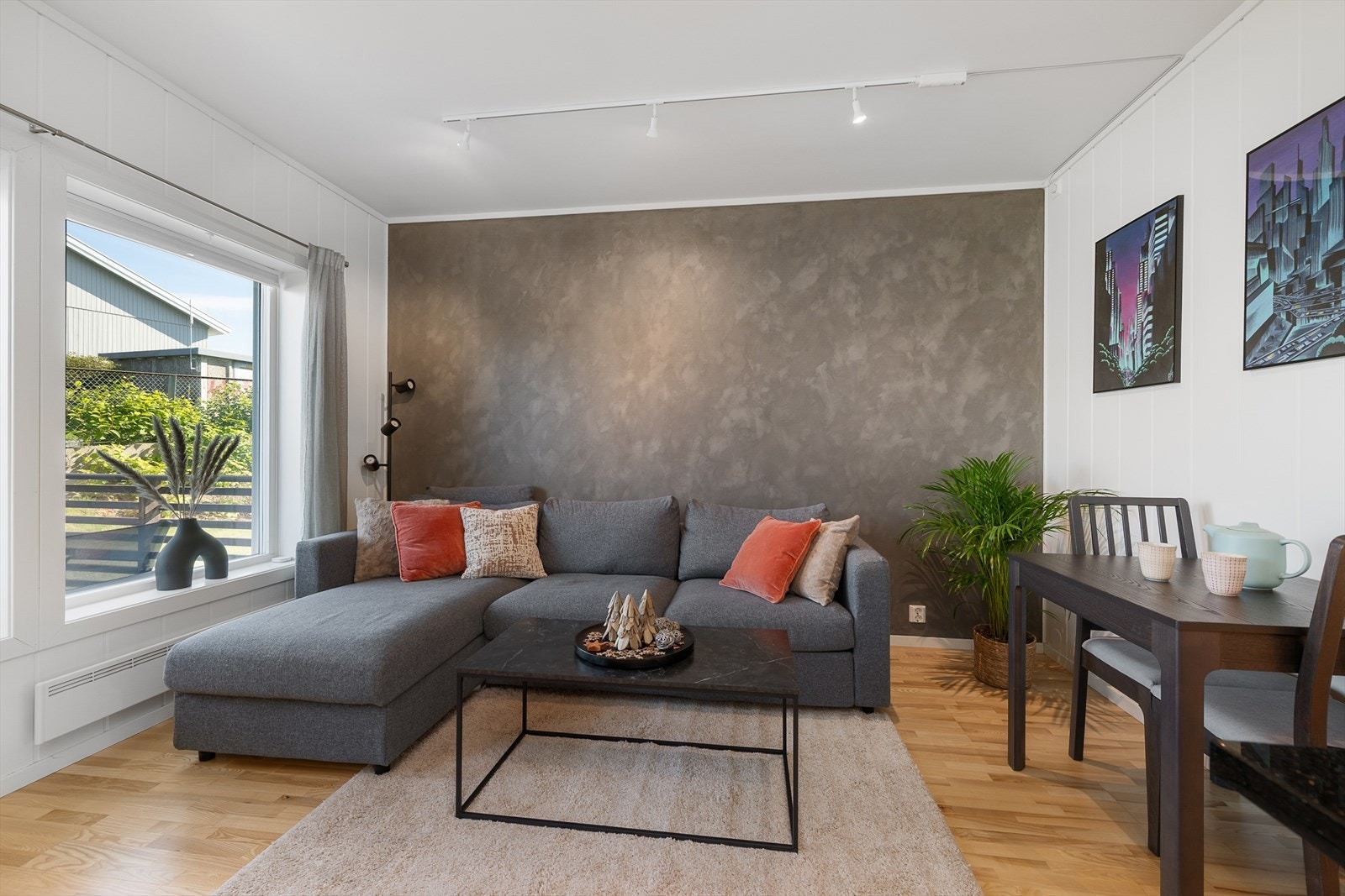 Stuen har parkett på gulvet og en fondvegg med kalkmaling. Galleribilde