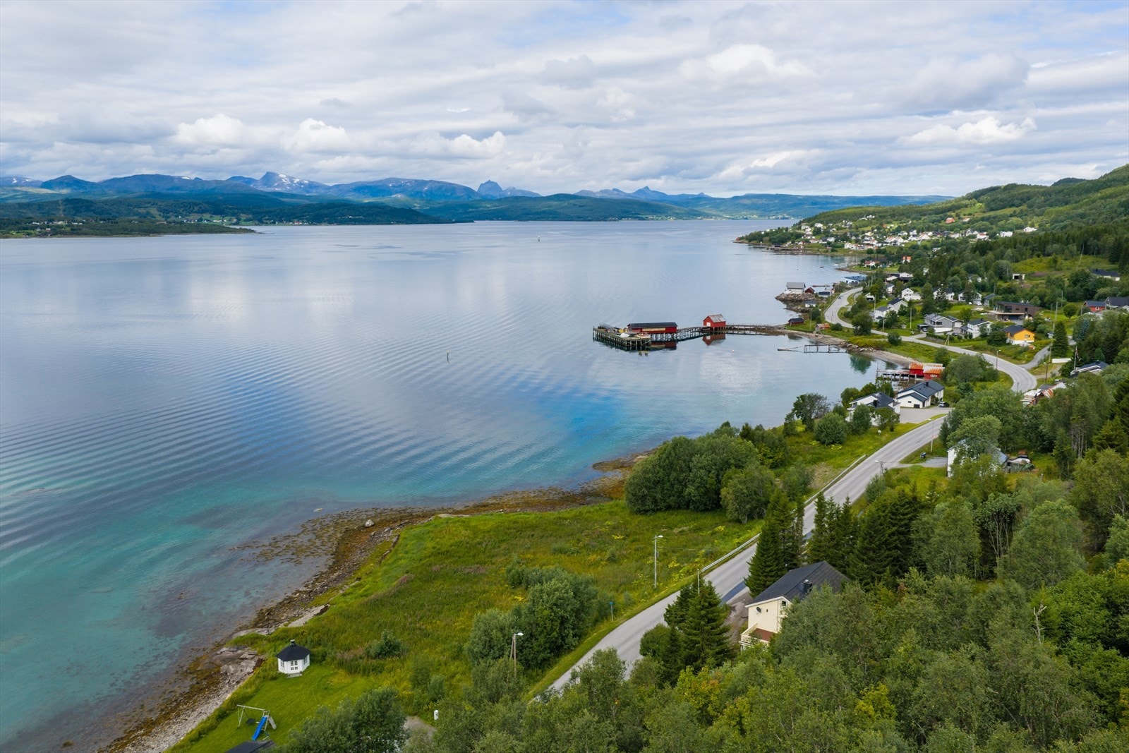 Finnsnes sentrum ligger kun få minutters kjøring fra eiendommen og byr på kjøpesenter, butikker, restauranter, kaféer, apotek, treningssentre, m.m. For den som trives med en aktiv livsstil, finnes det flere flotte tur- og friluftsområder i nærområdet. Galleribilde