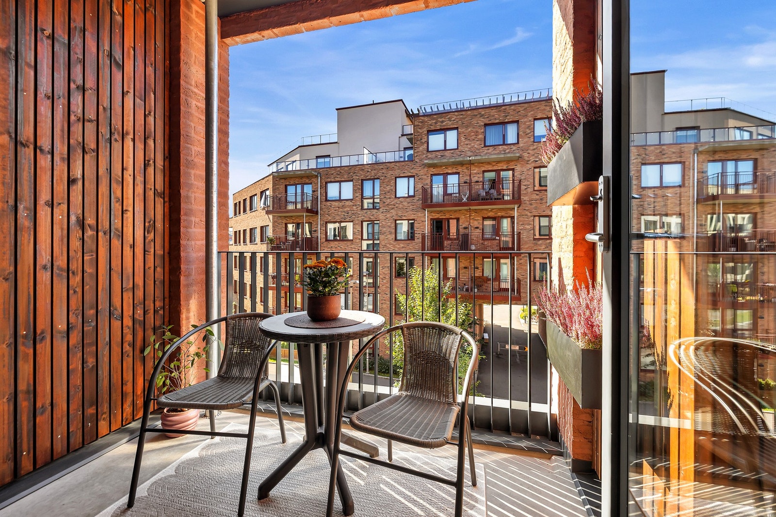 Koselig balkong med plass til utemøbler og grill. Galleribilde
