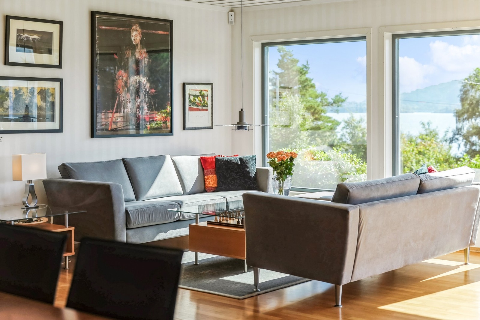 Boligen har tilbygg mot sør fra 2003 hvor stuen er blitt utvidet. Sofagruppen er perfekt plassert ved de store vindusflatene. Galleribilde