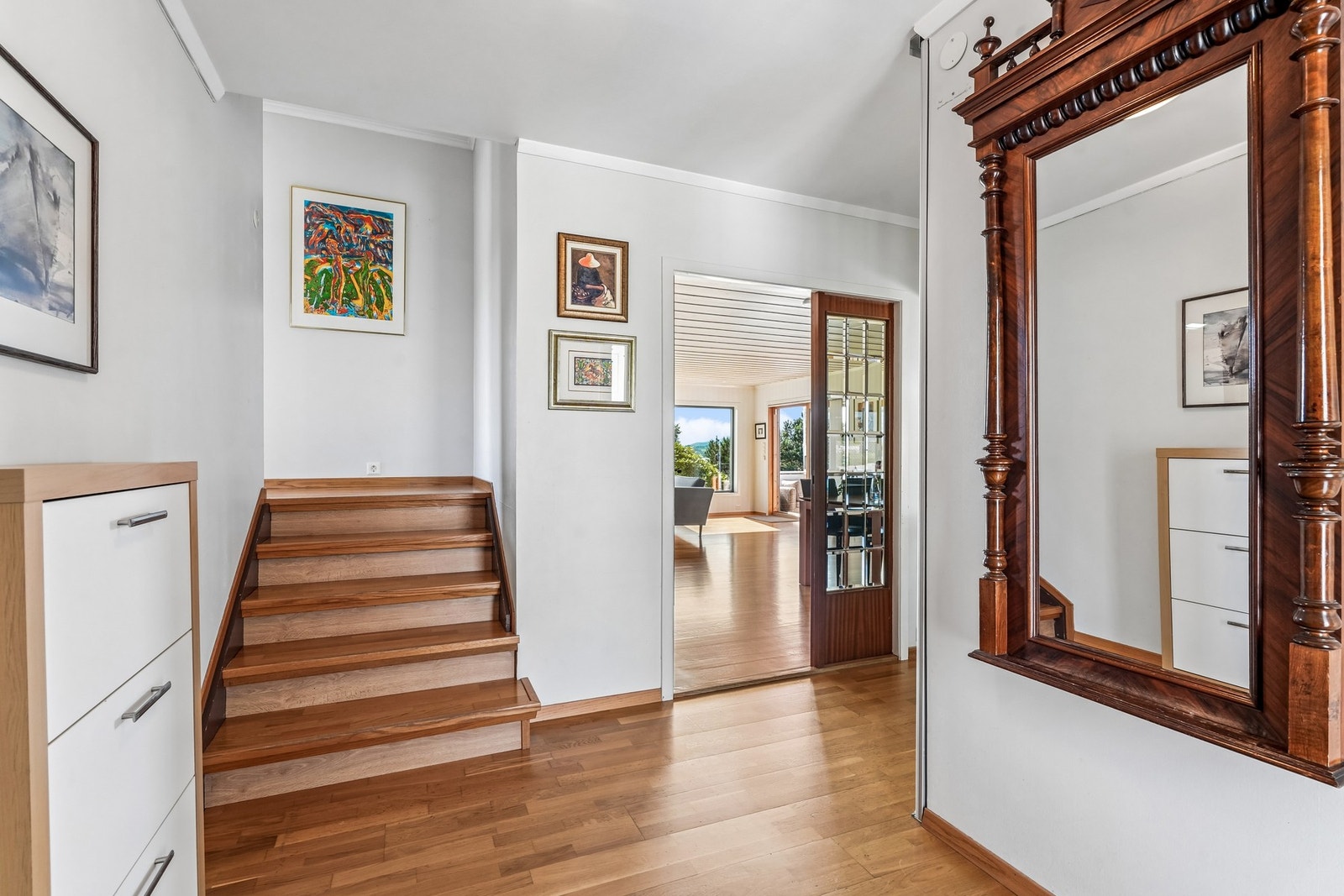 Den fine tretrappen skaper en naturlig overgang mellom boligens halvplan. Galleribilde