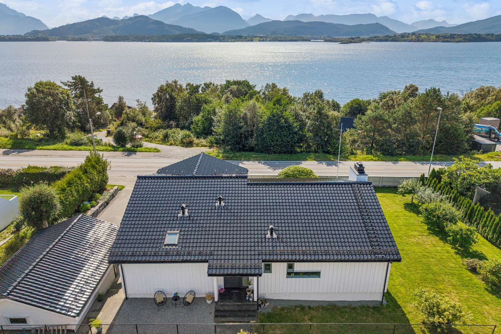 PrivatMegleren presenterer en innholdsrik enebolig med en velstelt hage, dobbel garasje og solrik beliggenhet nært sjøen. Galleribilde