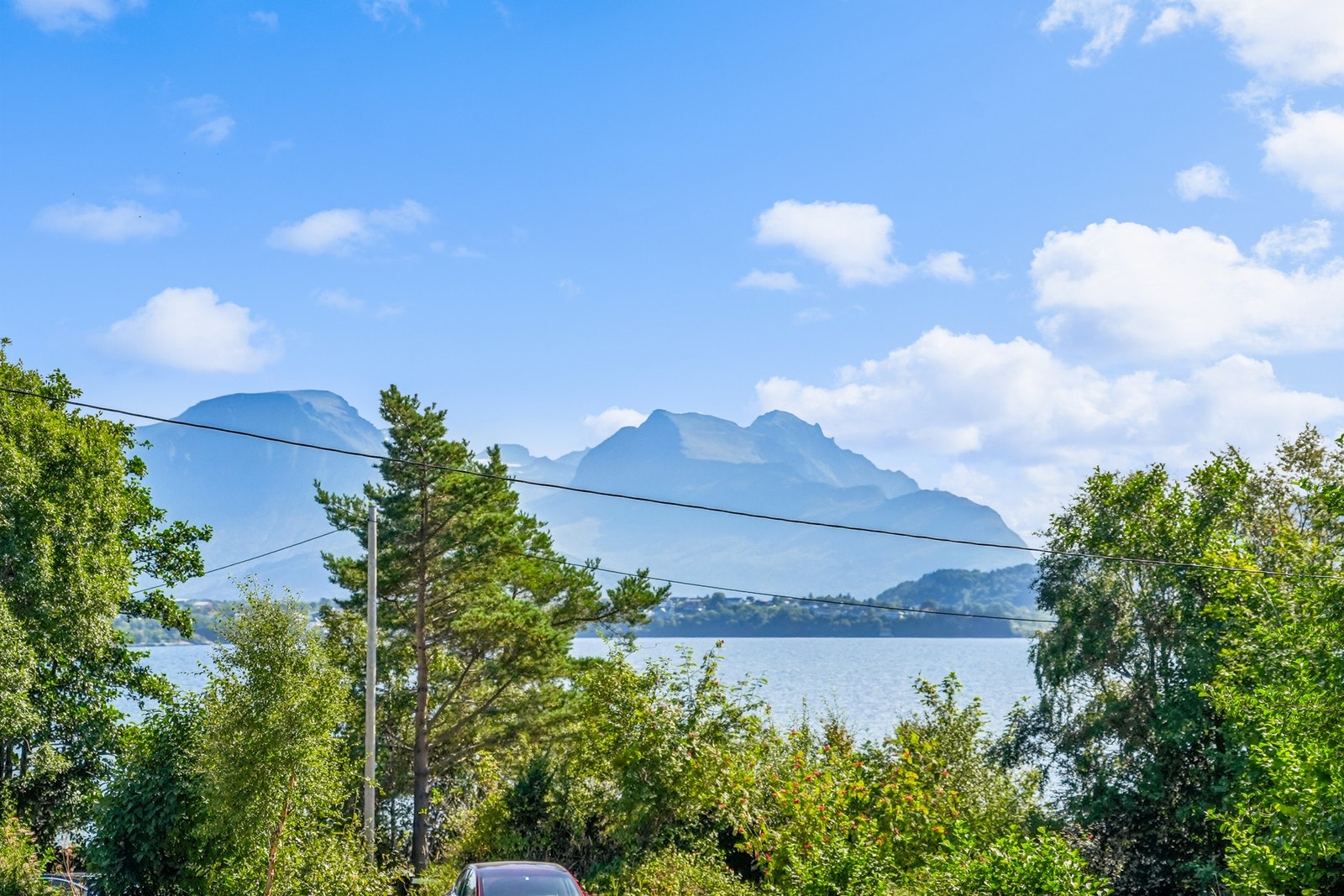 Fin utsikt over Borgundfjorden mot vakre Sunnmørsalper. Galleribilde